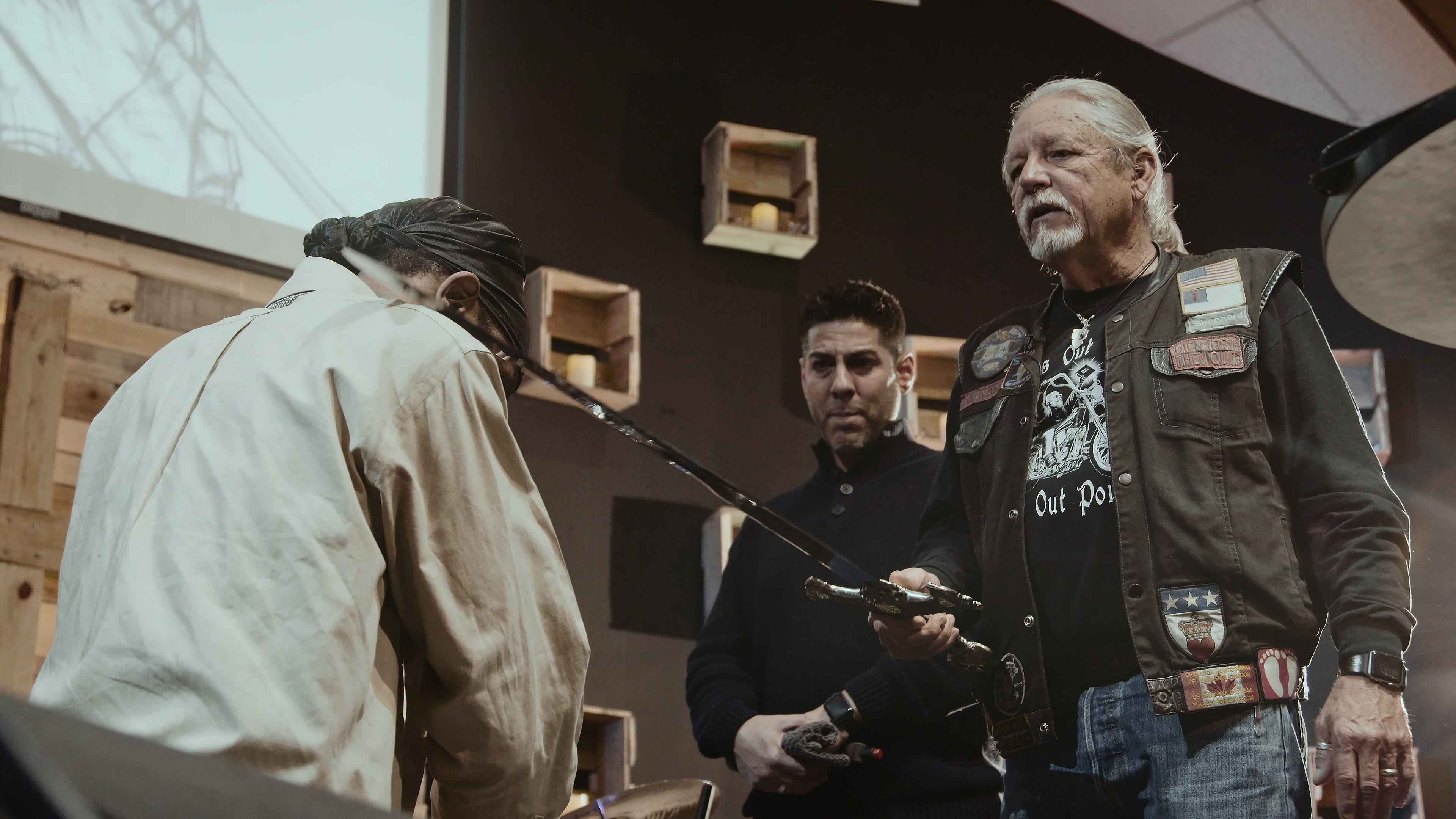 Med sverd som våpen: Gary Burd gjør ridder av en av sine disipler.