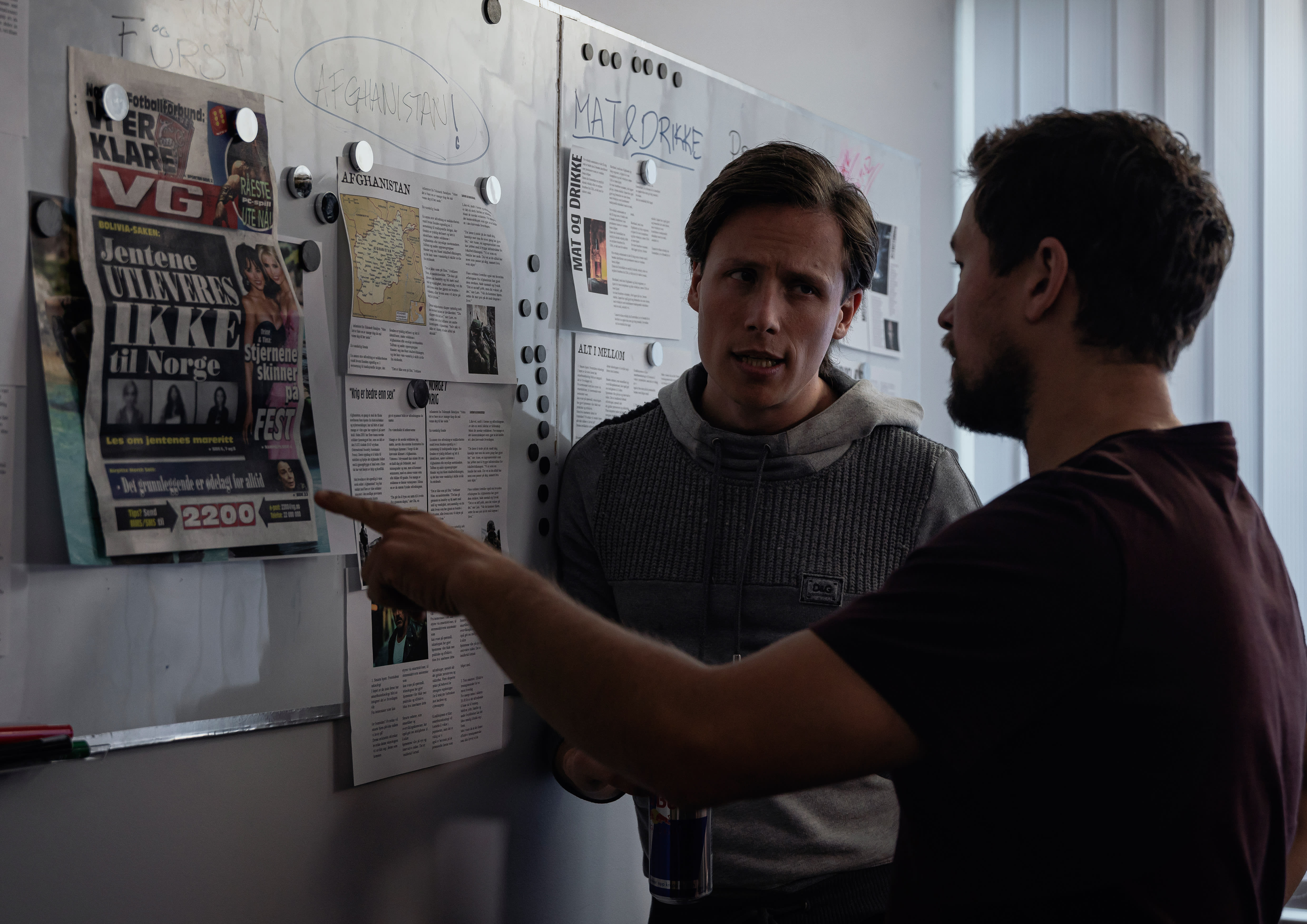 Journalisten Joakim (Jakob Oftebro) og magasinsjefen Marcus (Emil Gukild) i mannebladet Alfa. 