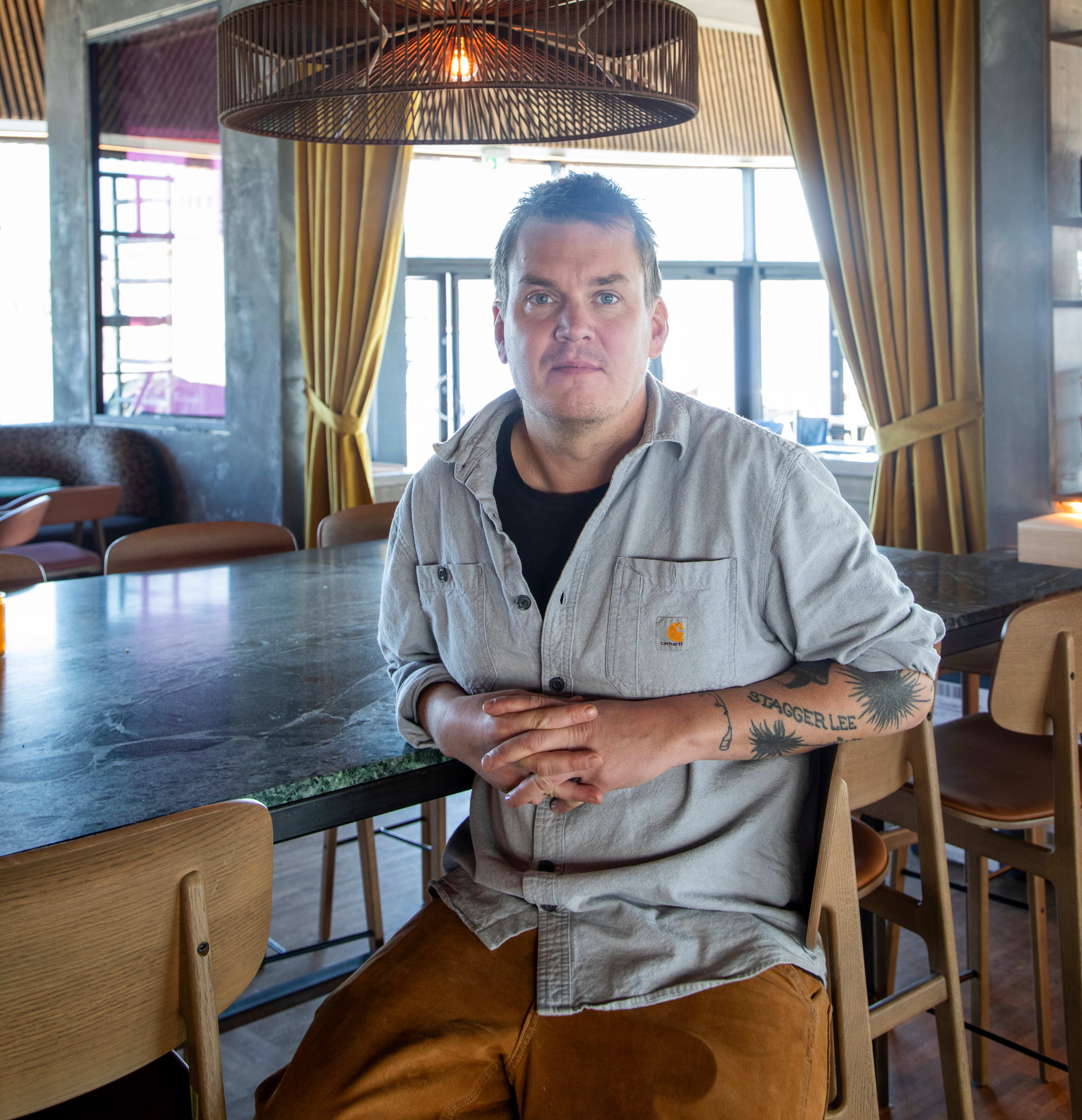 Atli Már Yngvason, sittende ved langbordet som ligger midt mellom de to restaurantene.