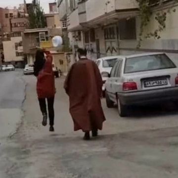 Unge iranere river turbanen av hodet til mullaene