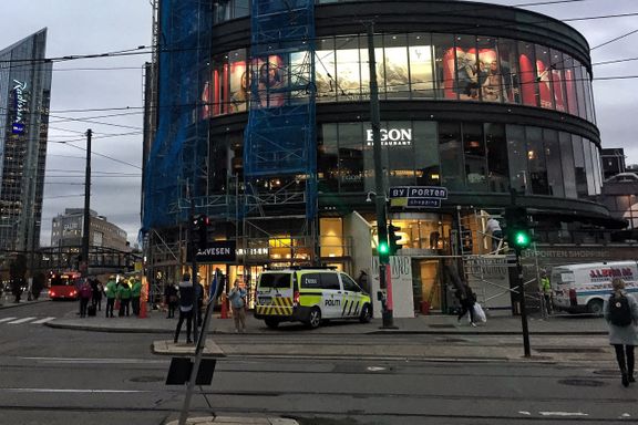 Aktivister hengte opp banner på Byporten i Oslo – stanset av politiet