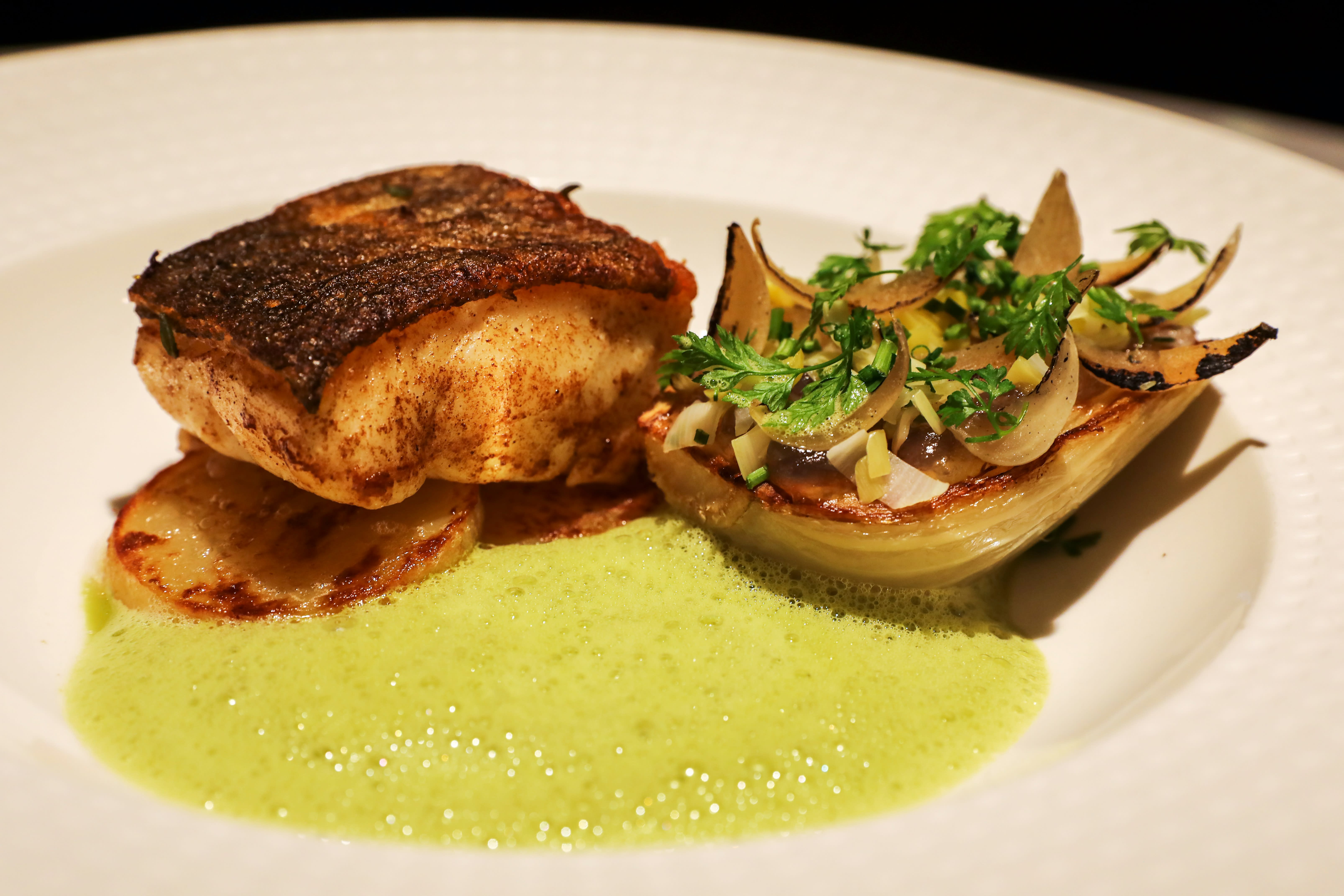 Kveiten var byttet ut med skrei da fotografen var på Thief Foodbar, men dillsausen var den samme.