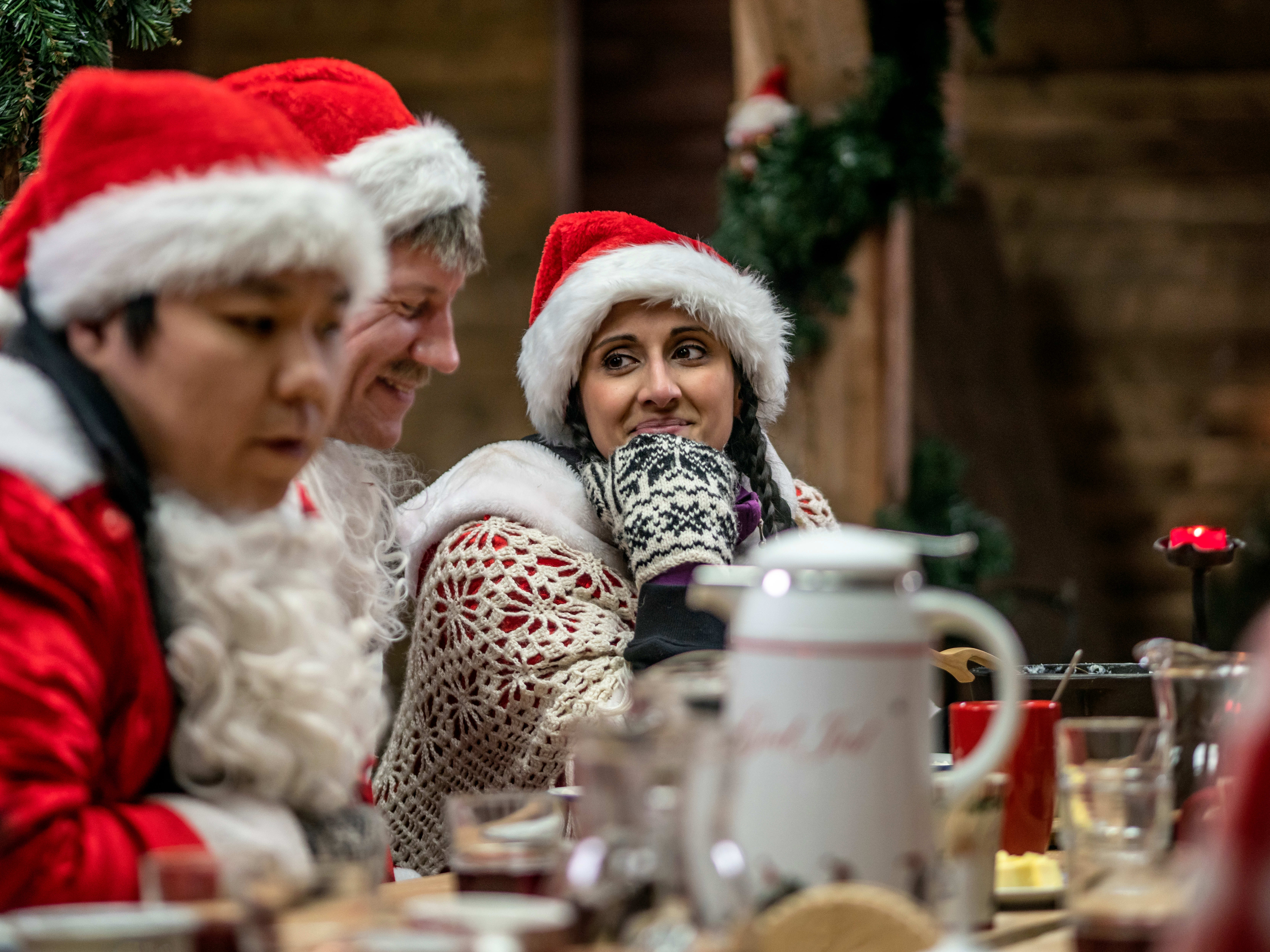 Geir (Ole Soo), Timothy (Henrik Elvestad) og Sara (Hina Zaidi)