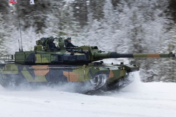 Ukraina forbereder seg på krig. På Rena tester Forsvaret nye stridsvogner. Det har en sammenheng.