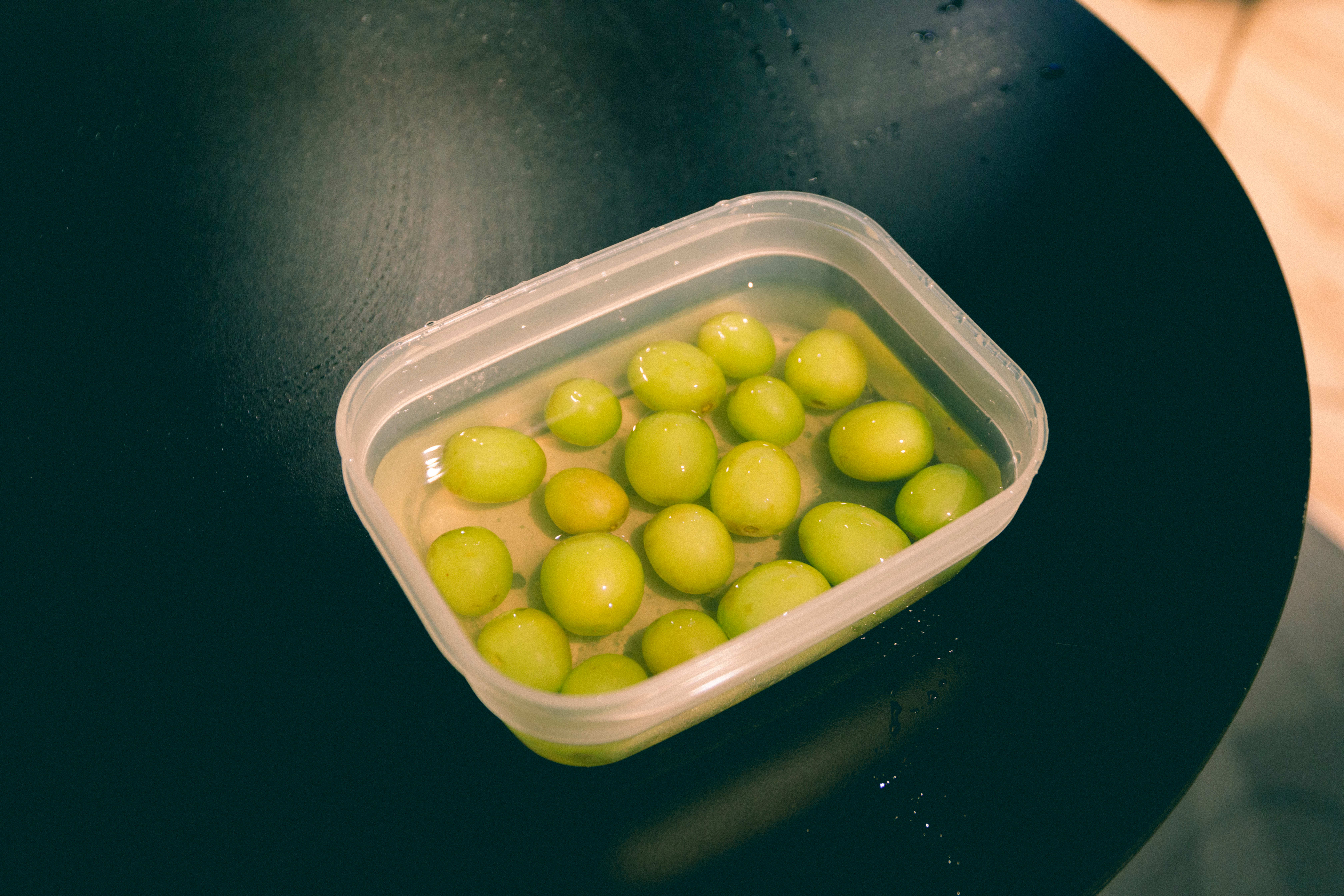 Det kan være lurt å penetrere druene først, slik at de lettere tar til seg væske. 