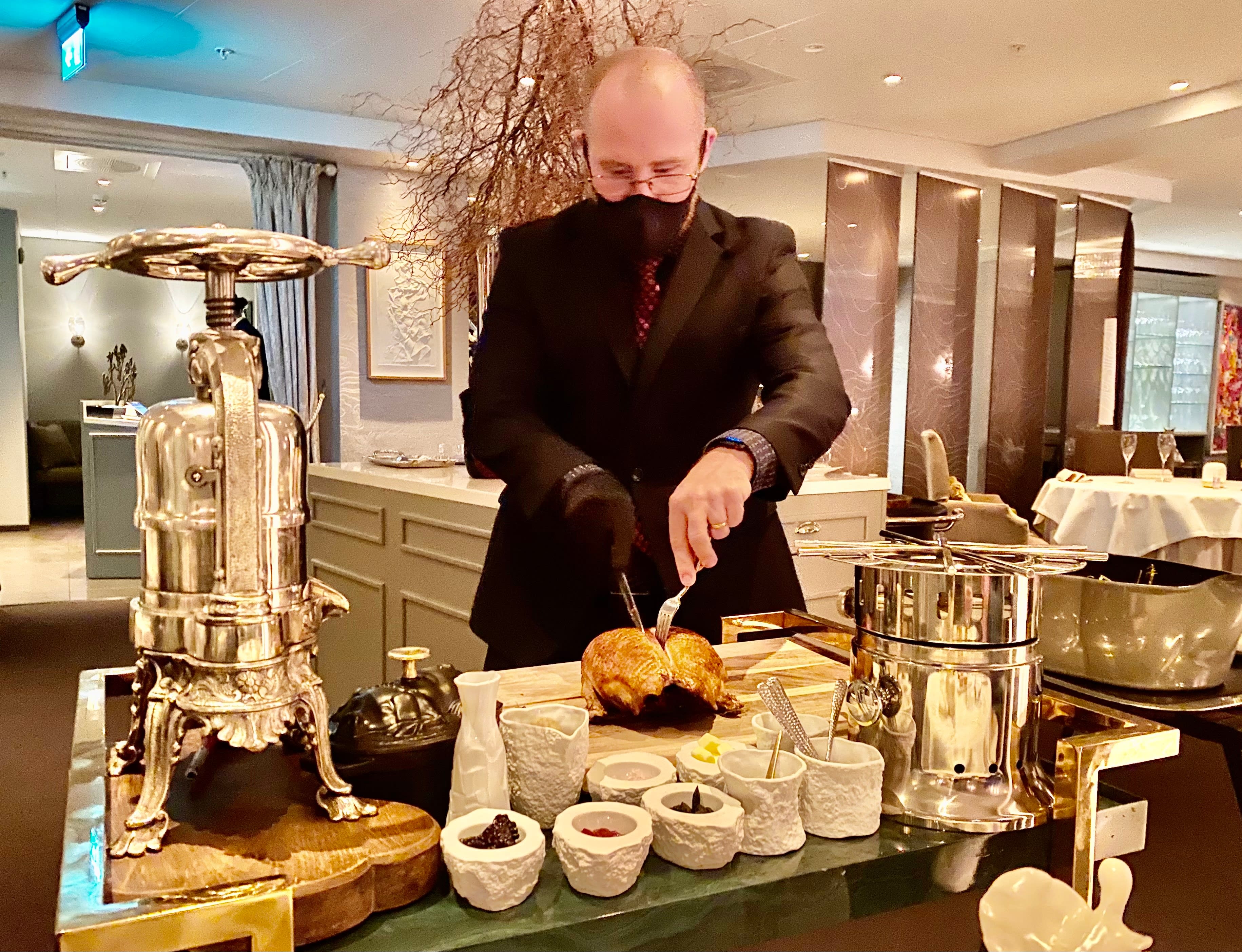 Brystene blir skåret av før skroget blir klippet opp og skvist i andepressen. 