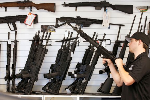  Våpenbutikker i USA annonserte med «Killer deals». Satte ny rekord i våpensalg. 
