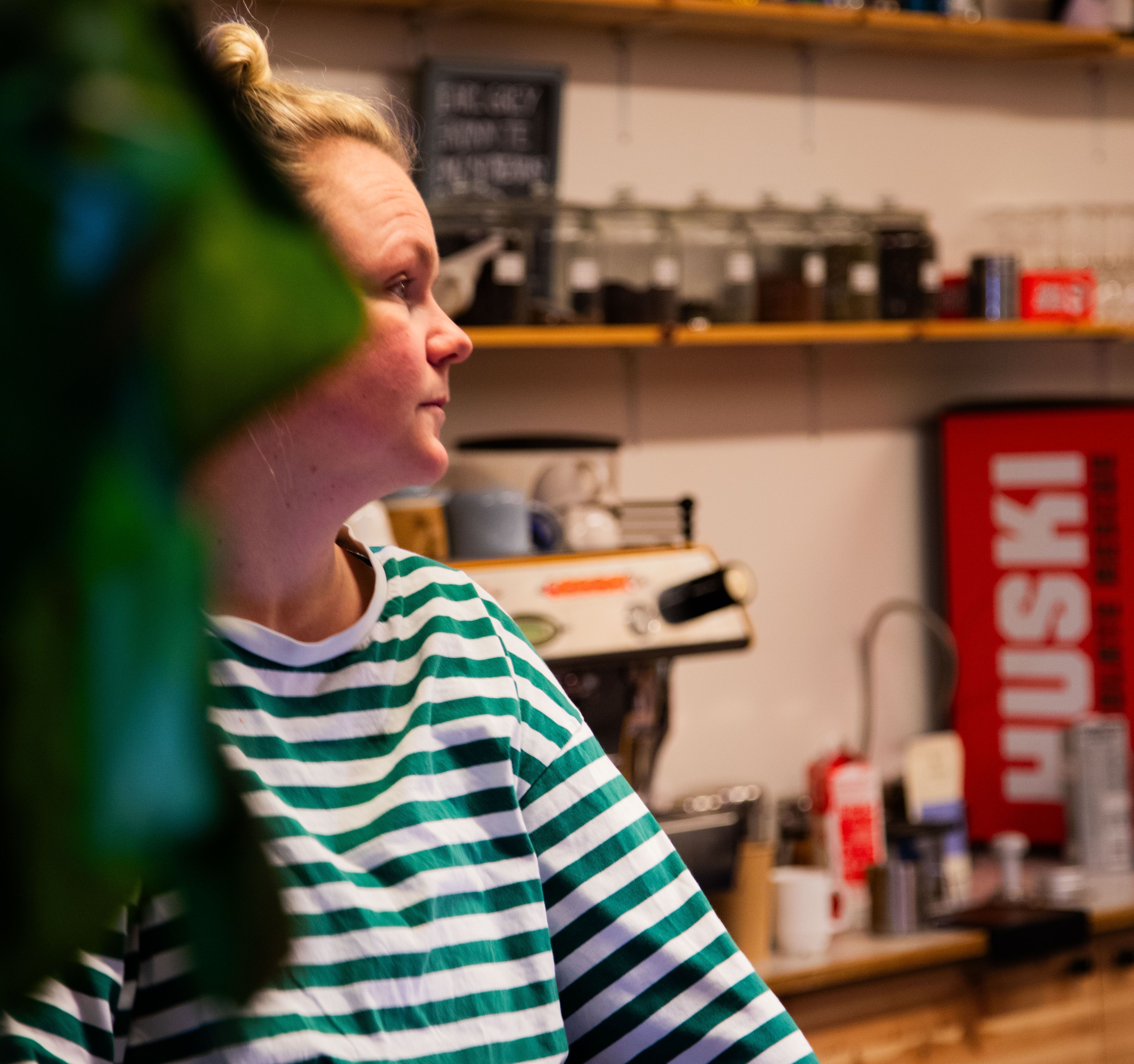 Lene Lilletjernbakken Aker hos Mariholtet har kontroll på en fullstappet stue.