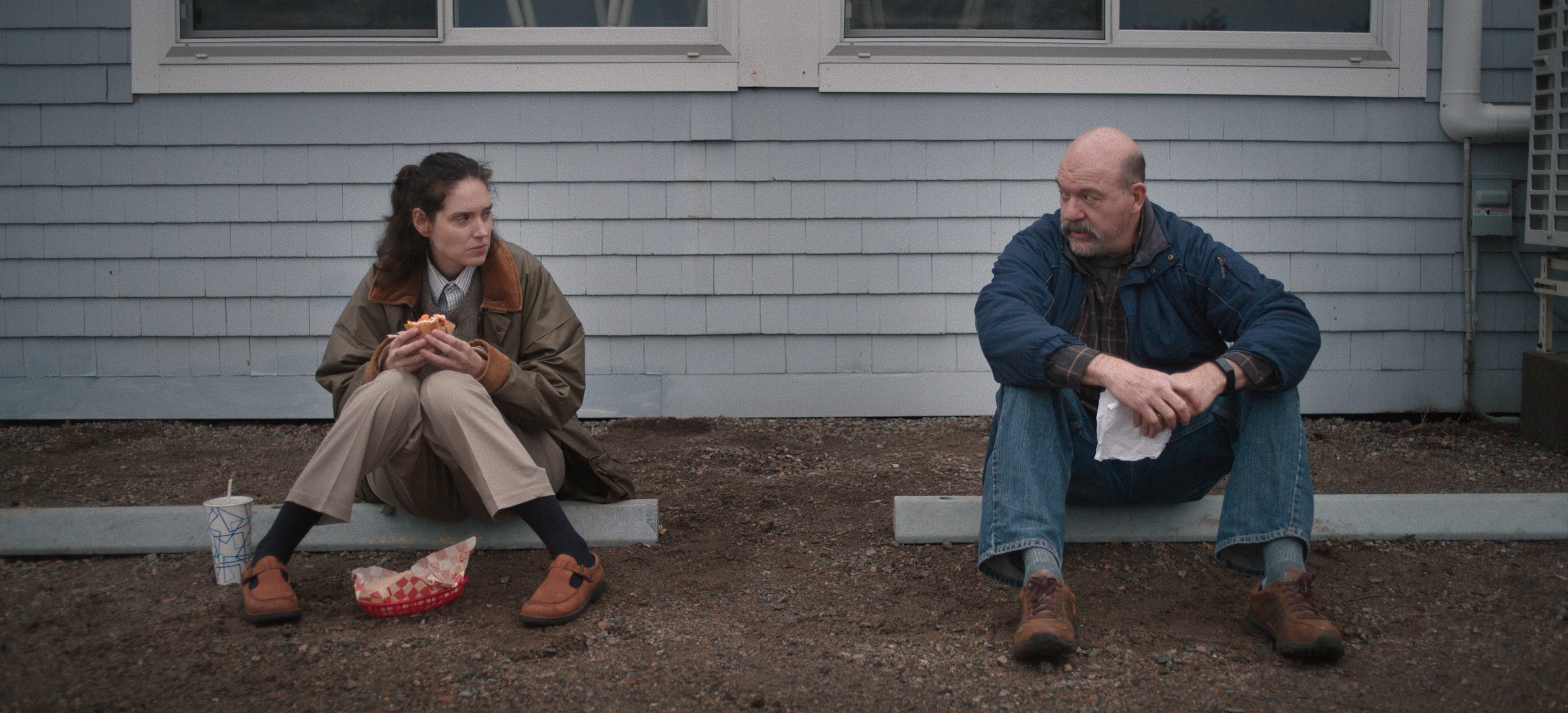 Agnes (Eva Victor) og en fremmed mann (John Carroll Lynch) tar seg en prat.