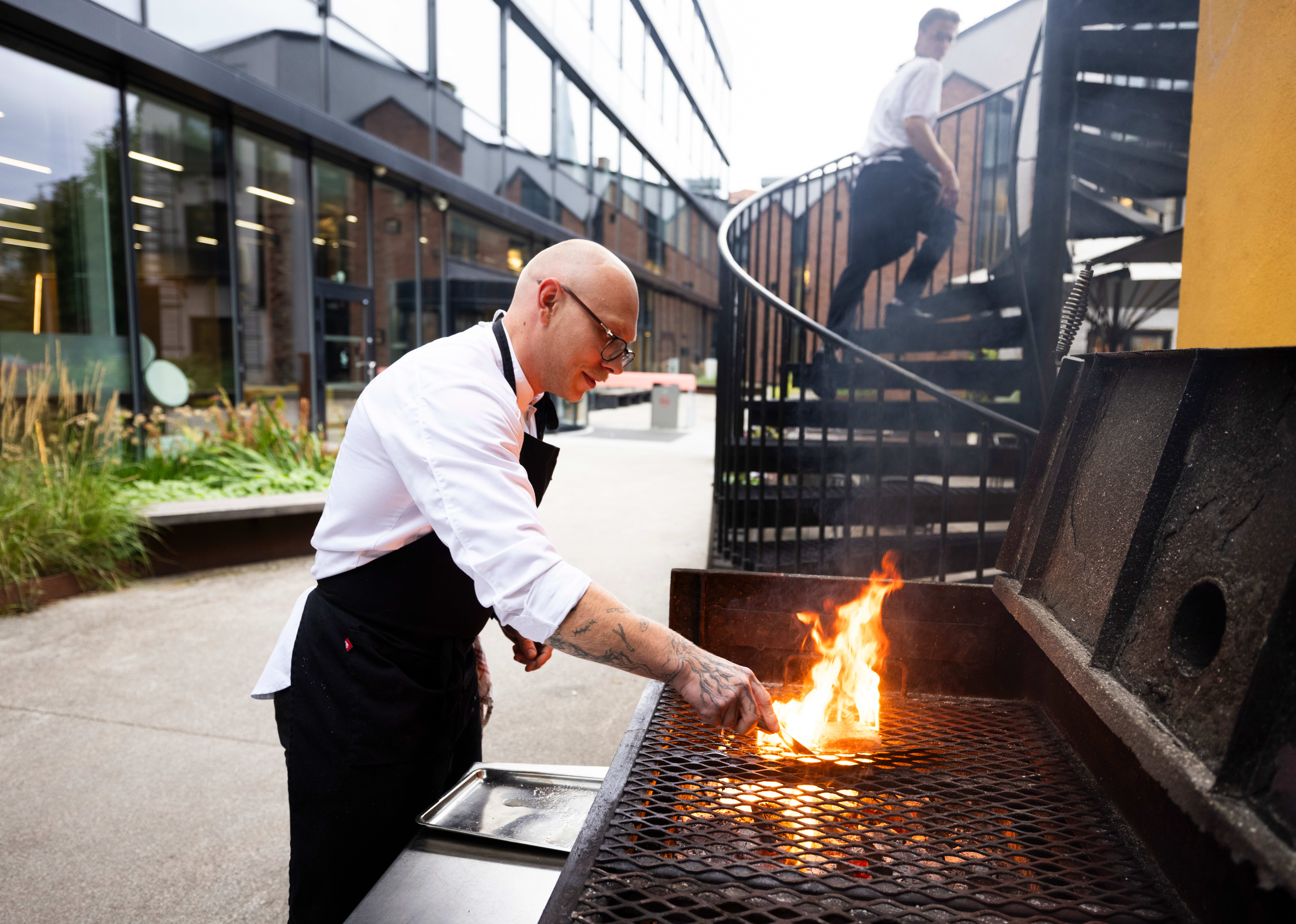 Mye av maten blir tilberedt på grillen utendørs. 