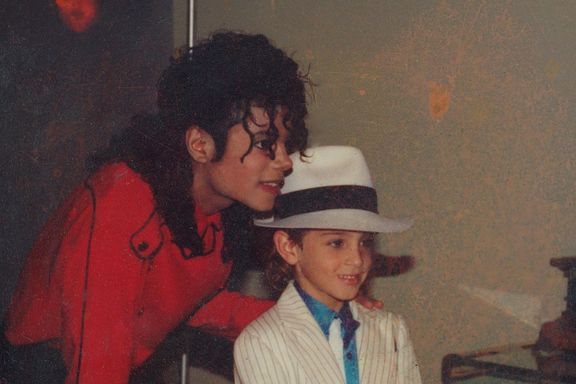 NRK fjerner Michael Jacksons musikk i to uker. Søndag vises den omstridte dokumentaren om ham