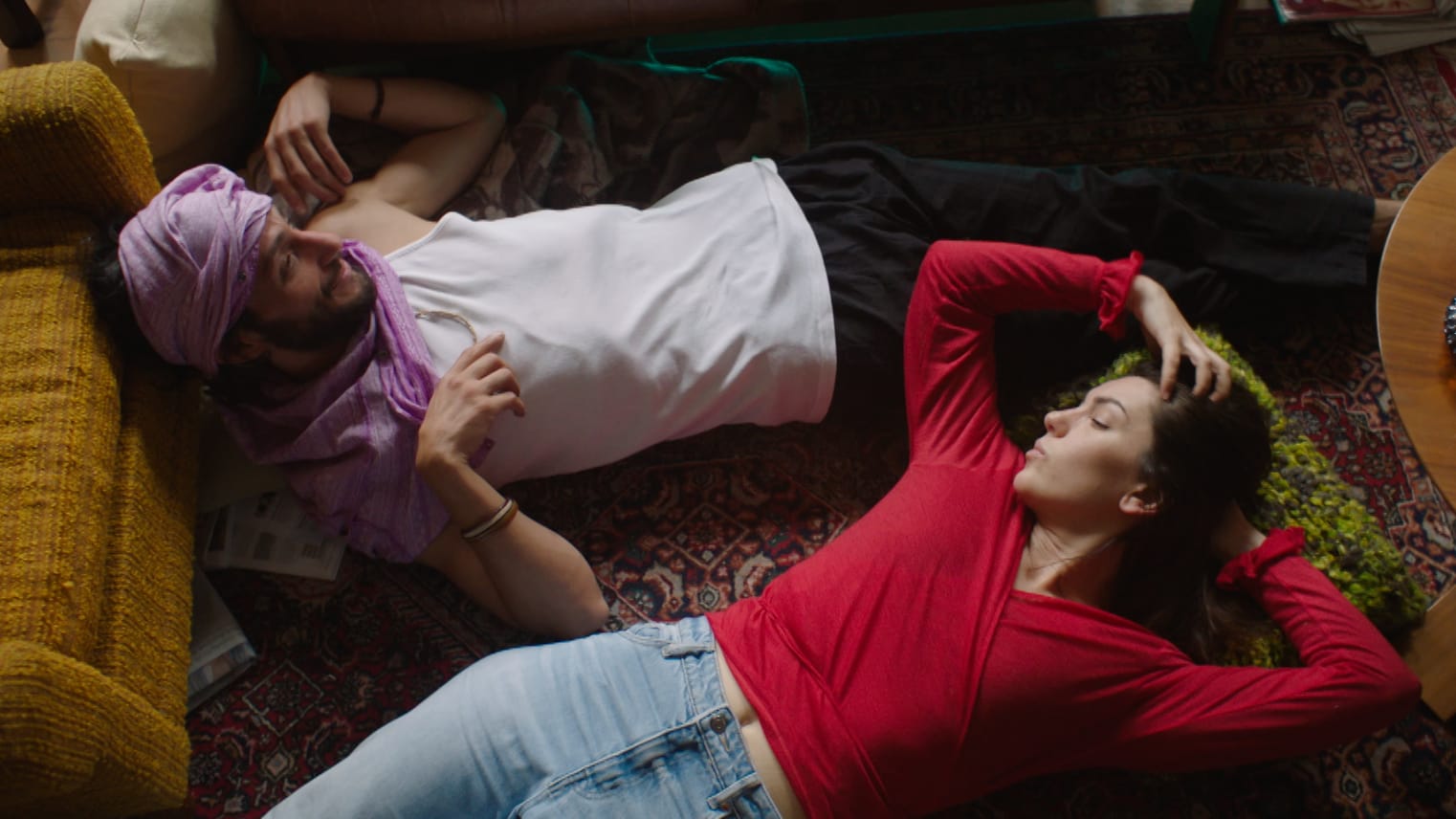 Helin (Selda Ekiz) prøver fortsatt å finne seg selv. Her tester hun ut ymse stoffer i Berlin.