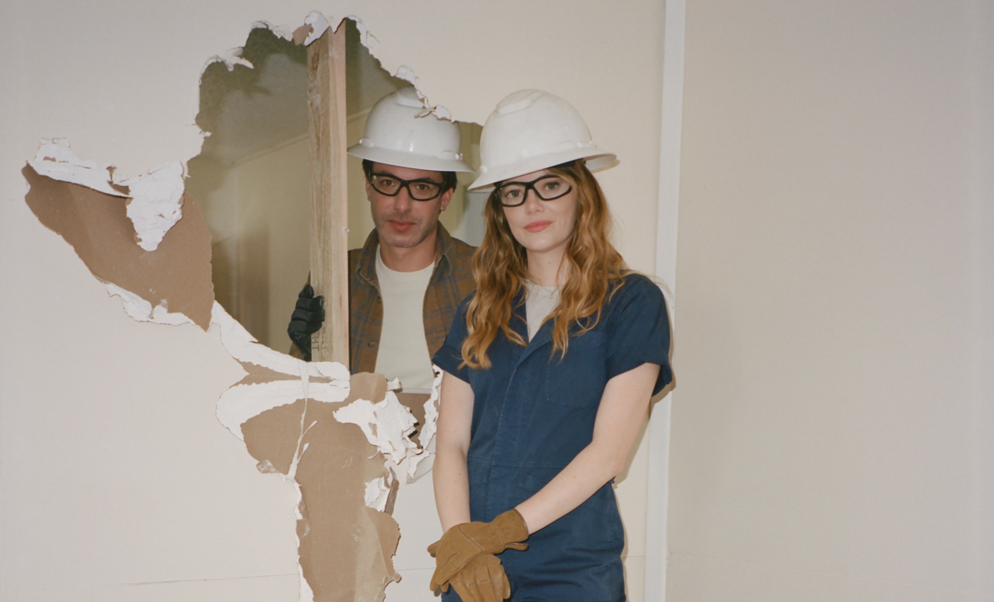 Vil du flytte inn i vårt flotte passivhus, spør Asher (Nathan Fielder) og Whitney (Emma Stone).