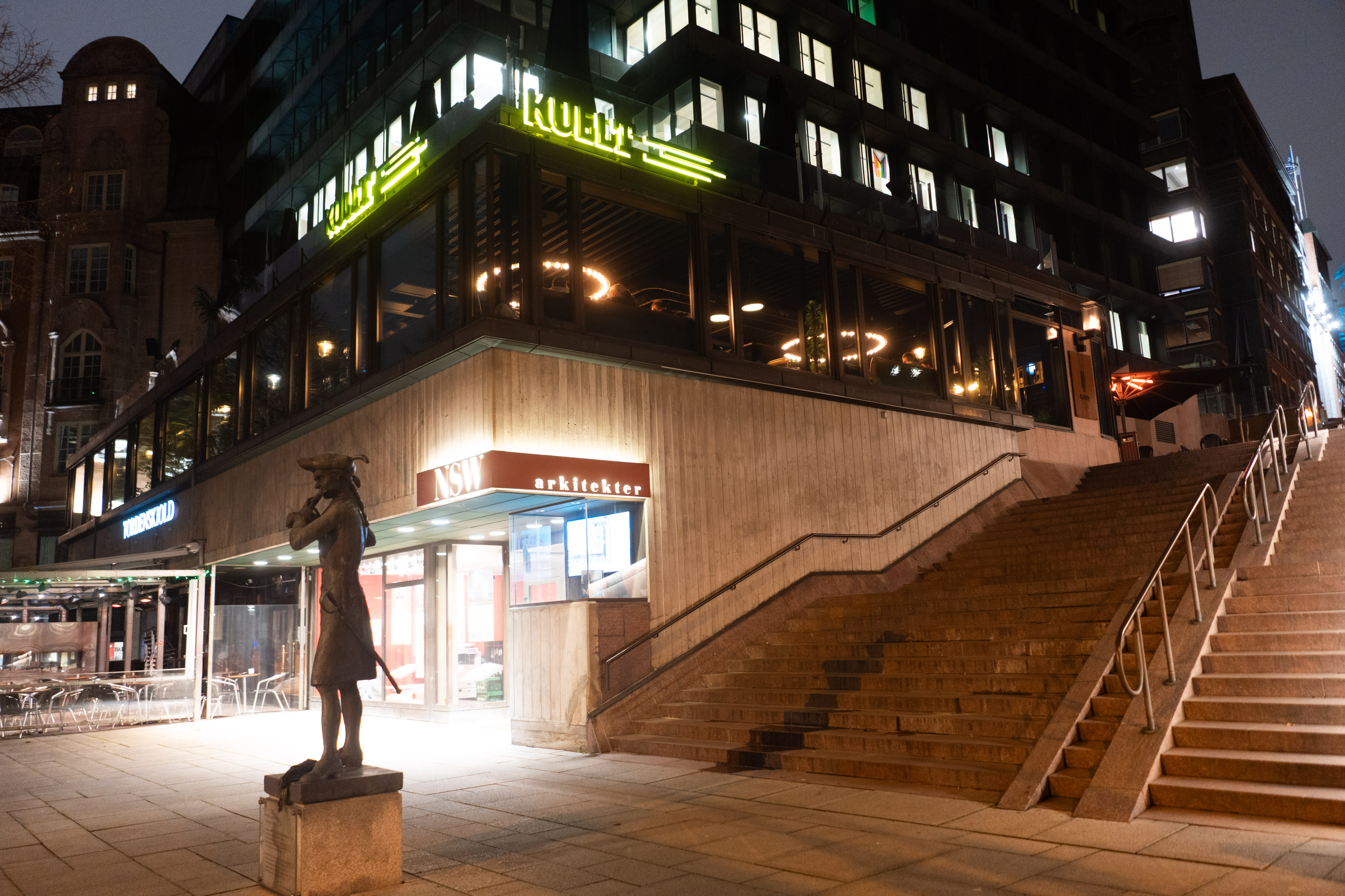 Kullt ligger sentralt plassert ved Rådhuset.