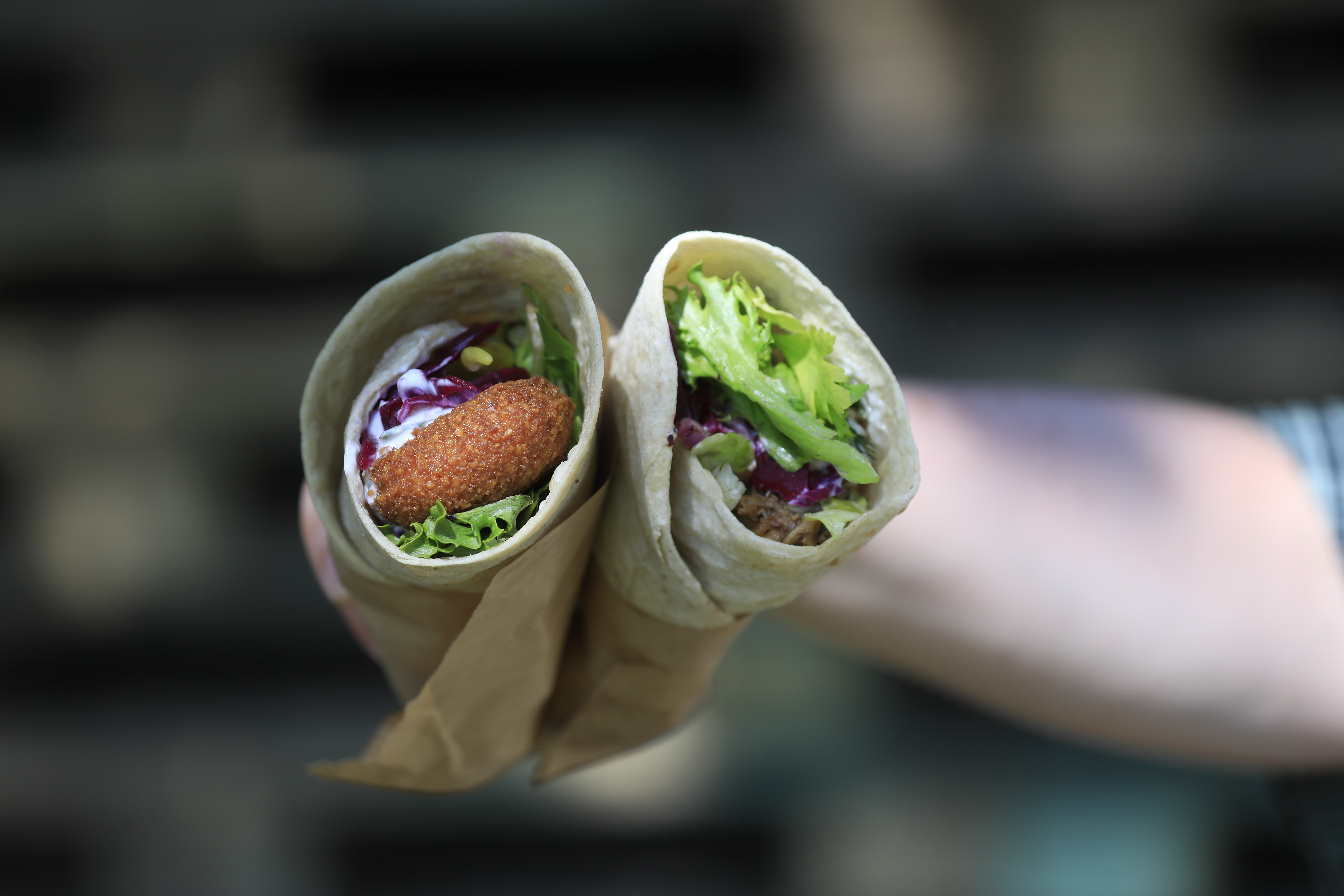 Lammekebaben er stekt sakte over grillen. Og ikke minst lett å spise!