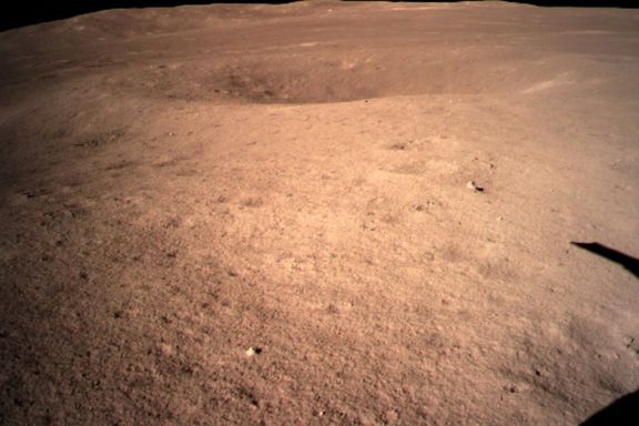 Det første bildet tatt på månens bakside