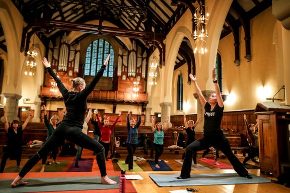 Kirke-yoga: Det strekkes og tøyes til gregoriansk klostermusikk 