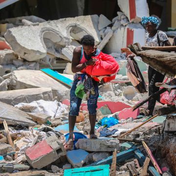 Tiden renner ut for å finne overlevende etter jordskjelvet i Haiti – nær 1300 døde
