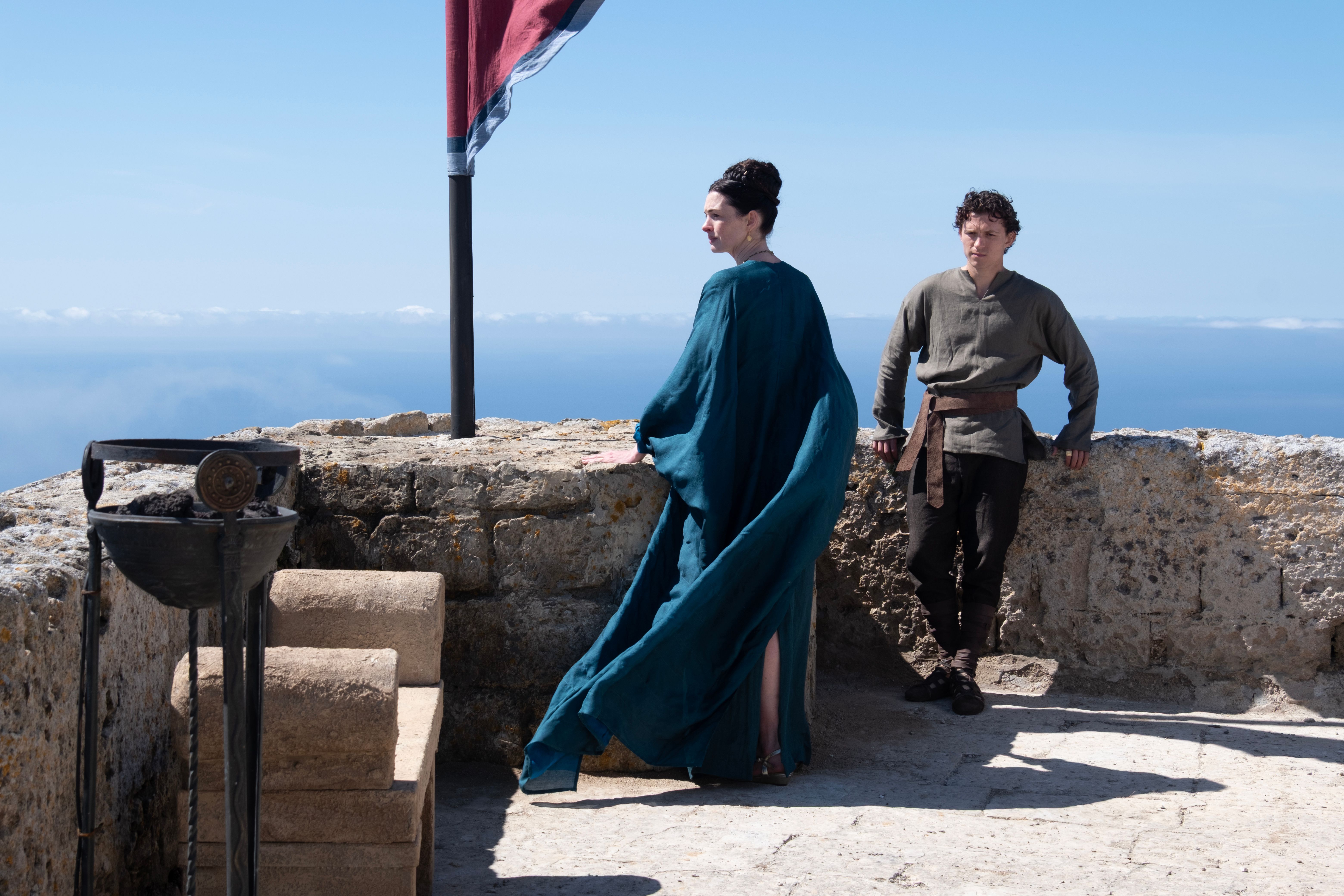 Mens vi venter på Odyssevs. Hjemme på Ithaca venter Penelope (Anne Hathaway) og sønnen Telemakhos (Tom Holland).