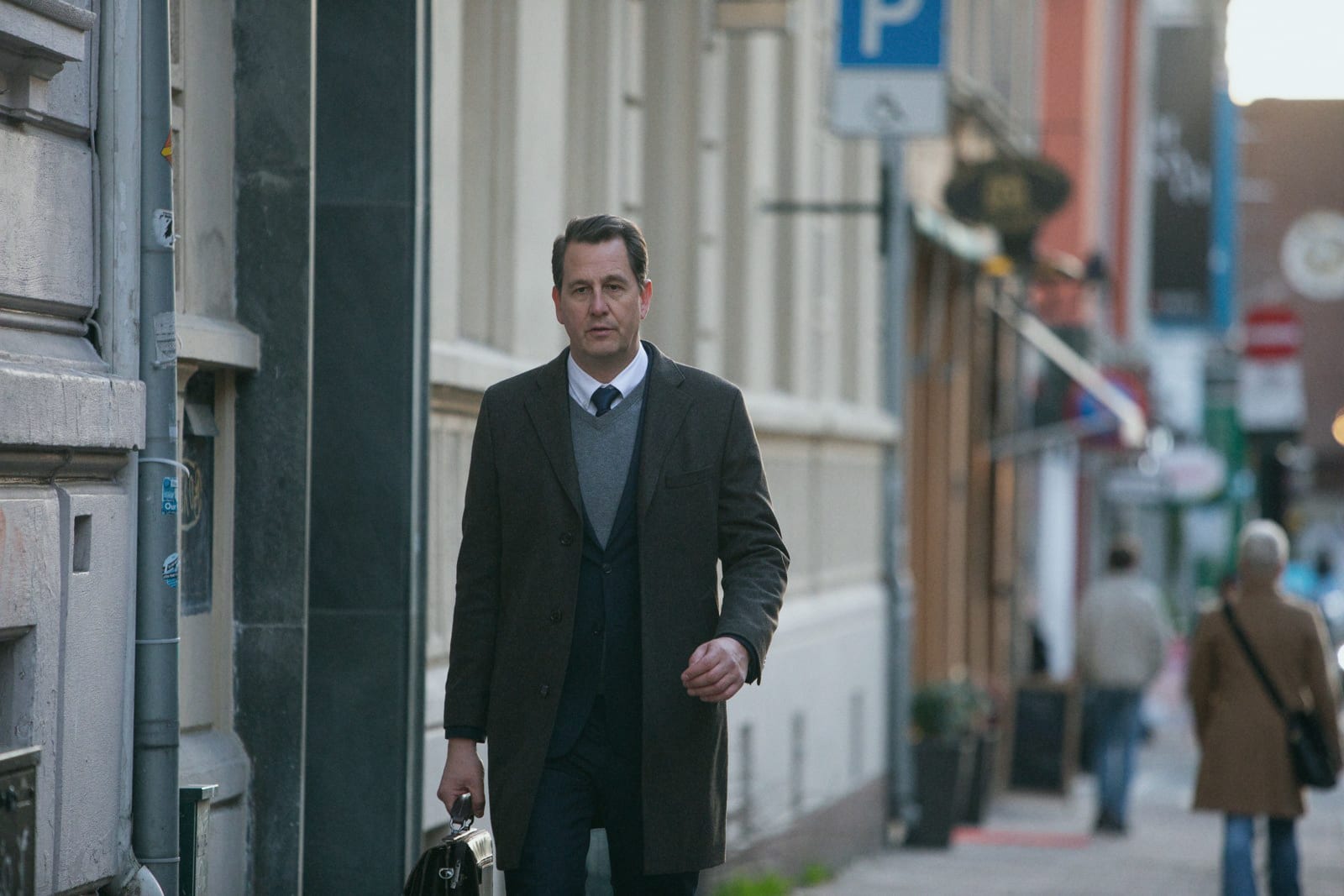 Den tredje episoden følger advokatene. Her er Svein Holden (Henrik Rafaelsen) på vei til kontoret i Oslo. 