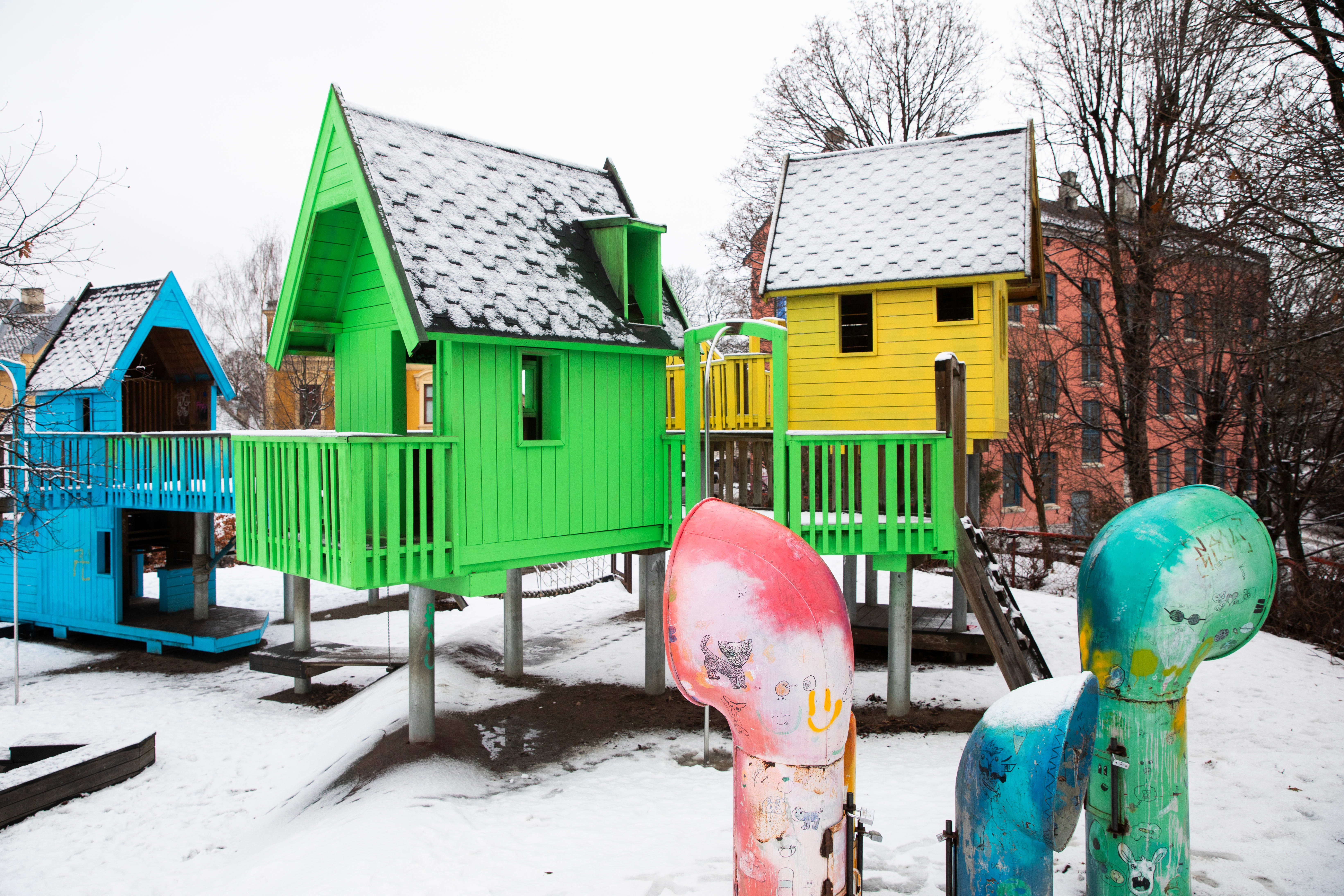 Et lite kvarter fra Operahuset ligger klatreanlegget «Byen i skyen»– en liten miniby bygget på stolper.