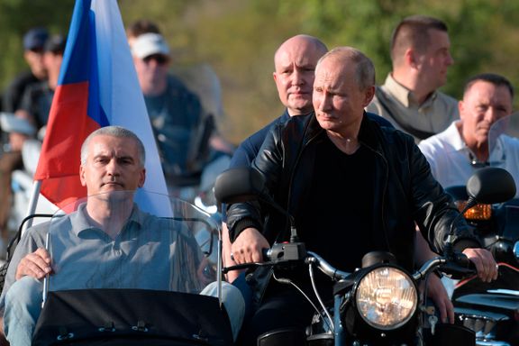 Mens politiet tuktet demonstranter i Moskva, var Putin på tur med «Nattulvene».