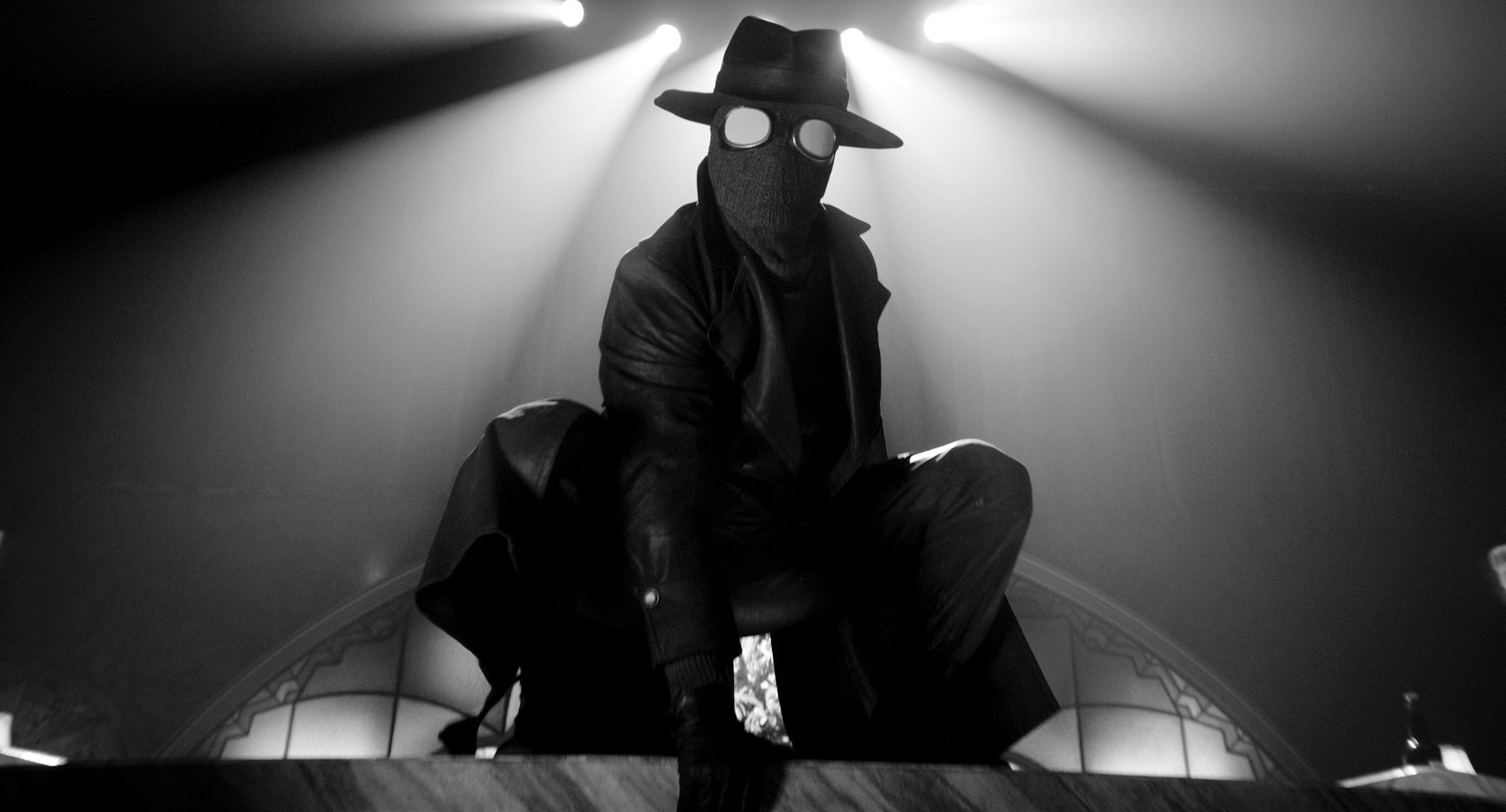 I «Spider-Noir» dyrkes baklys, skygger og kontraster. Alt gjøres for å få maksimalt ut av svart-hvitt-utgaven du kan velge å se. Serien er også tilgjengelig i farger.