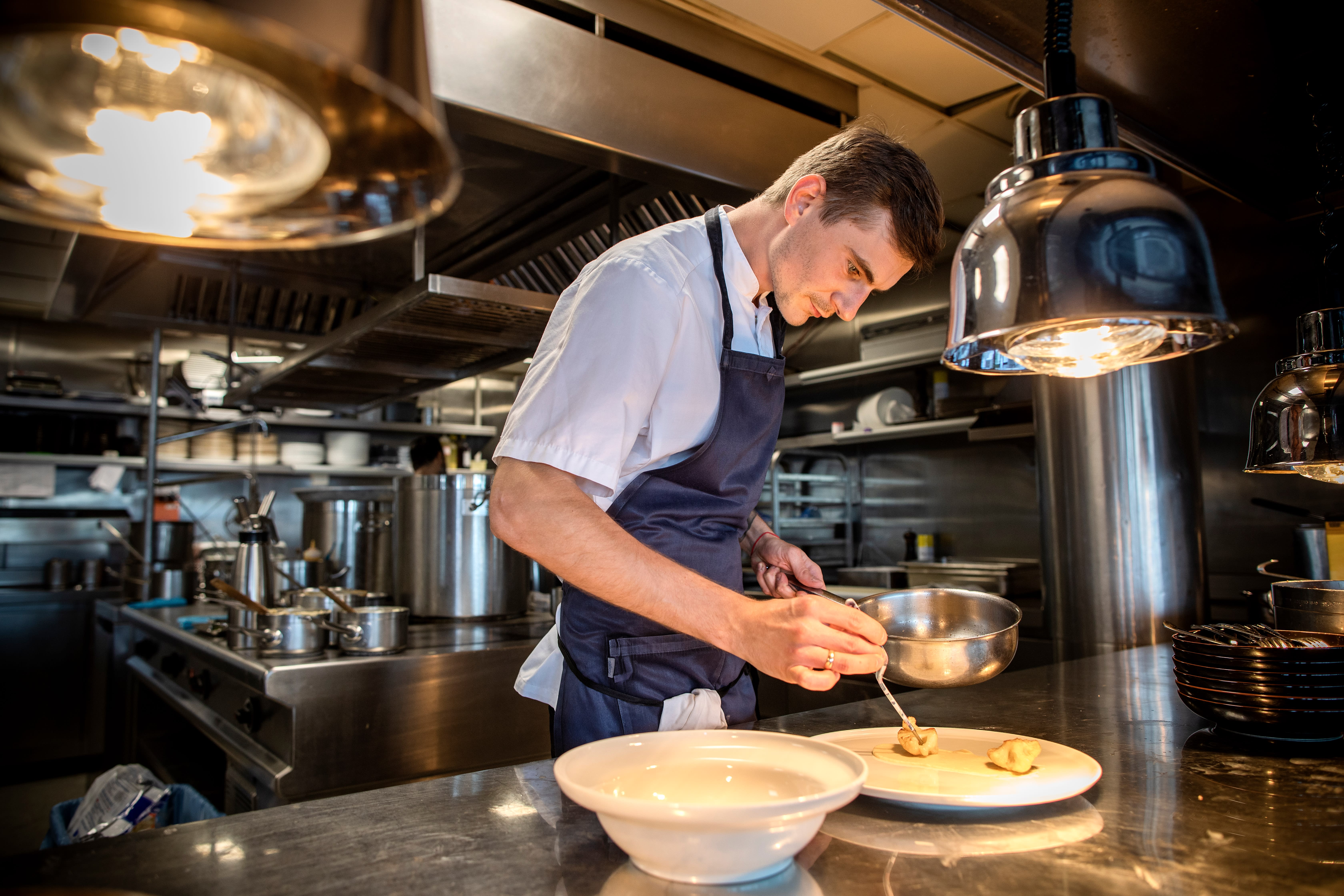 Siste finish før servering på fiskerestauranten. 