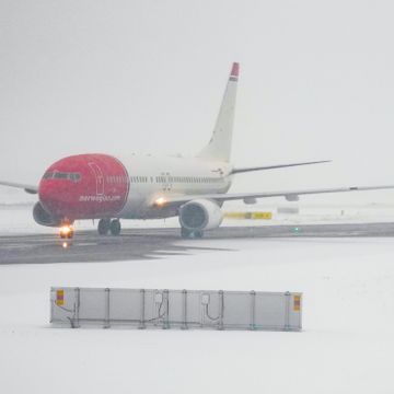 Minst 60 flyvninger innstilt – snøvær gir trafikkaos og strømbrudd på Østlandet