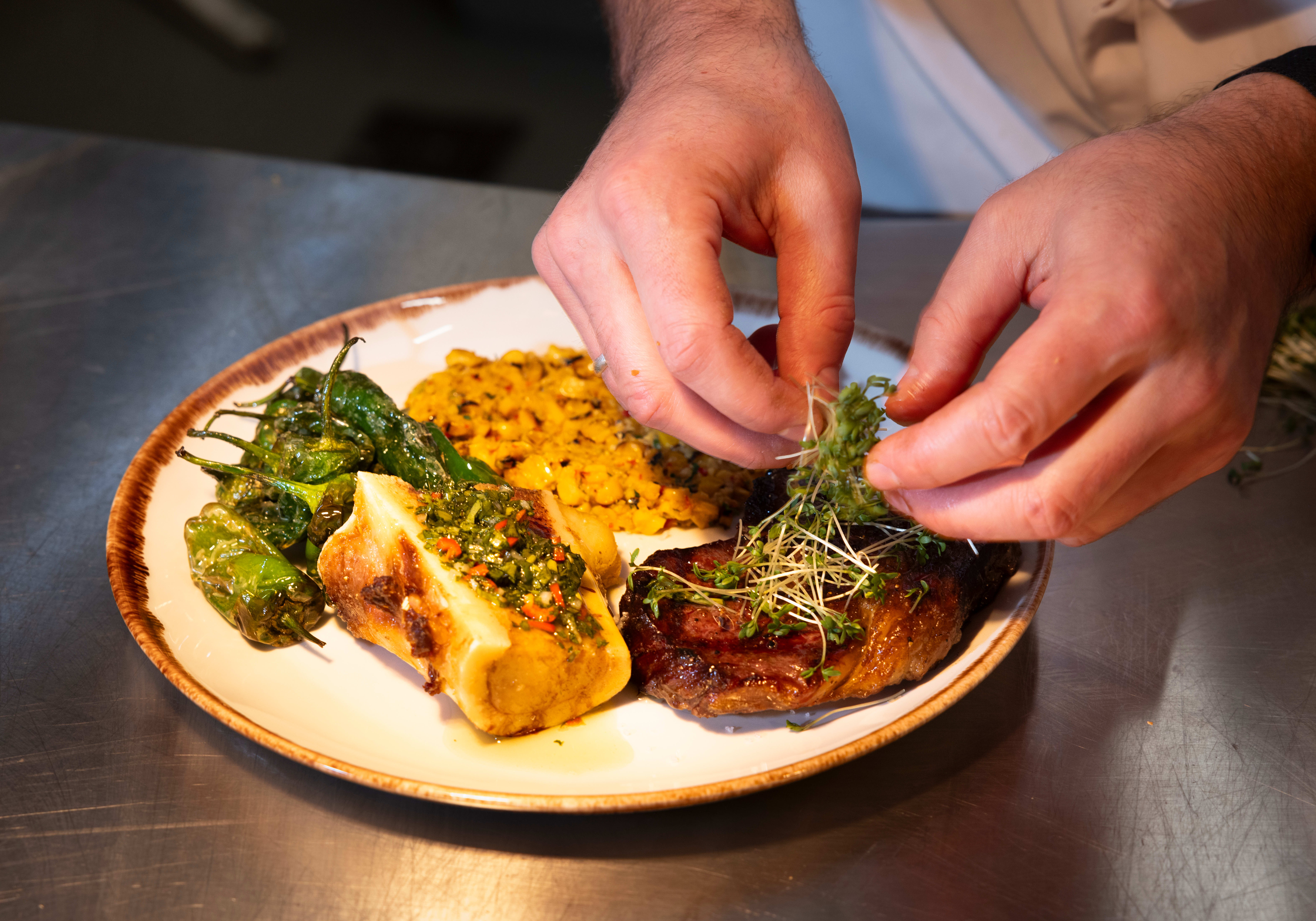 Gøy med beinmarg og maispuré til kjøttet. 