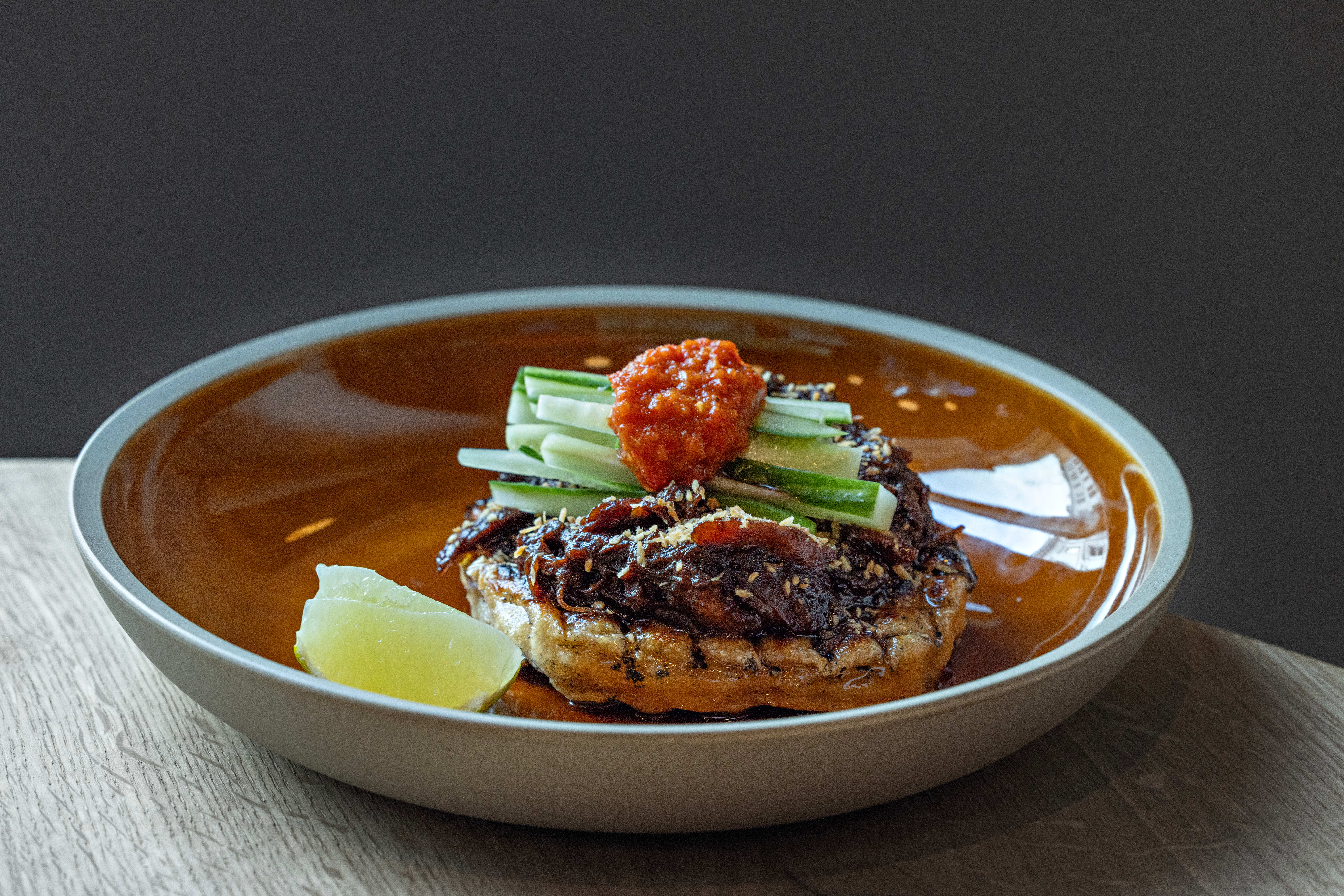 Rendang med sambal og grillet flatbrød.