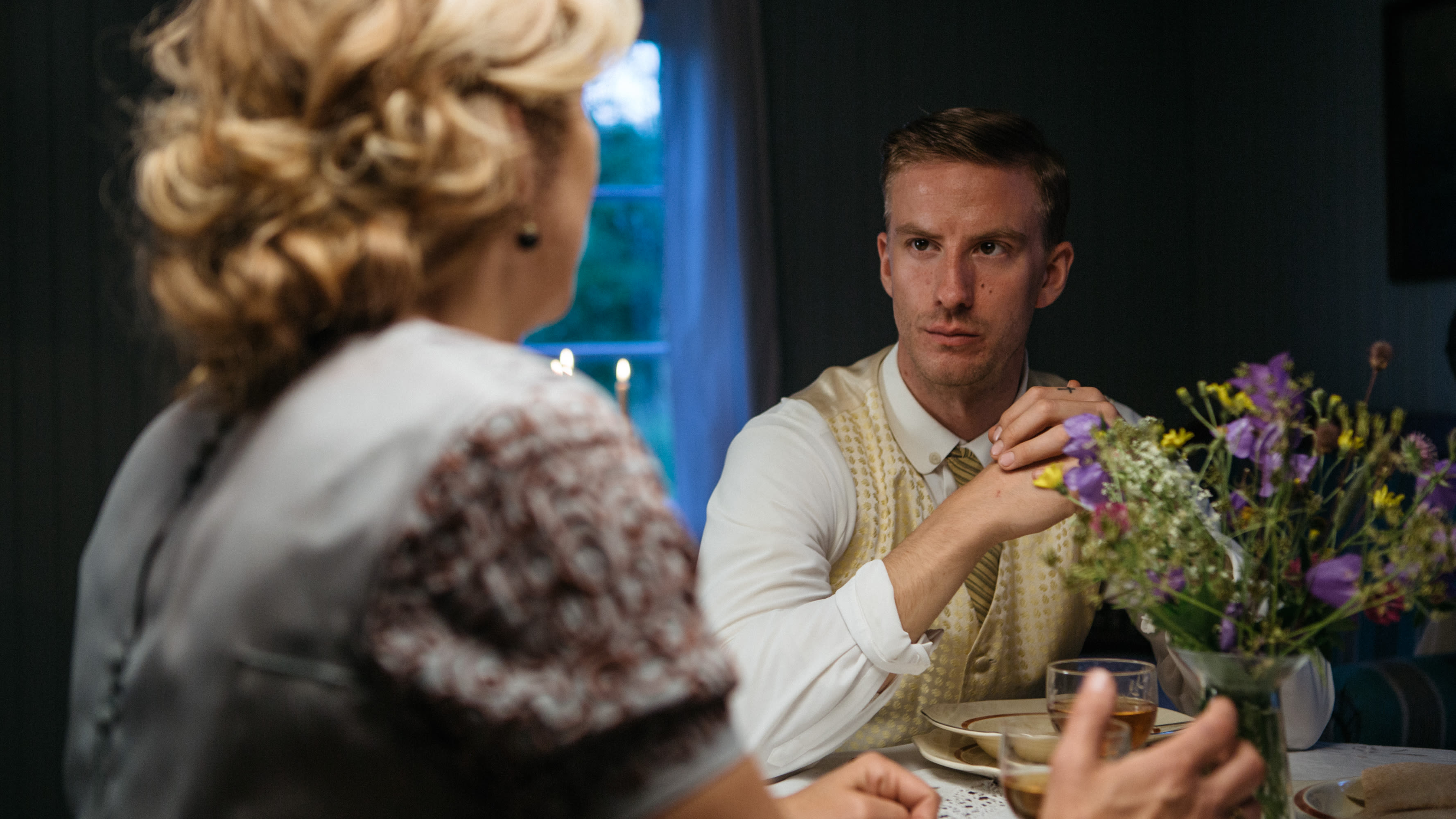 I en tidlig scene drar radarparet innom en av svenskens elskerinner for å tigge om middag.