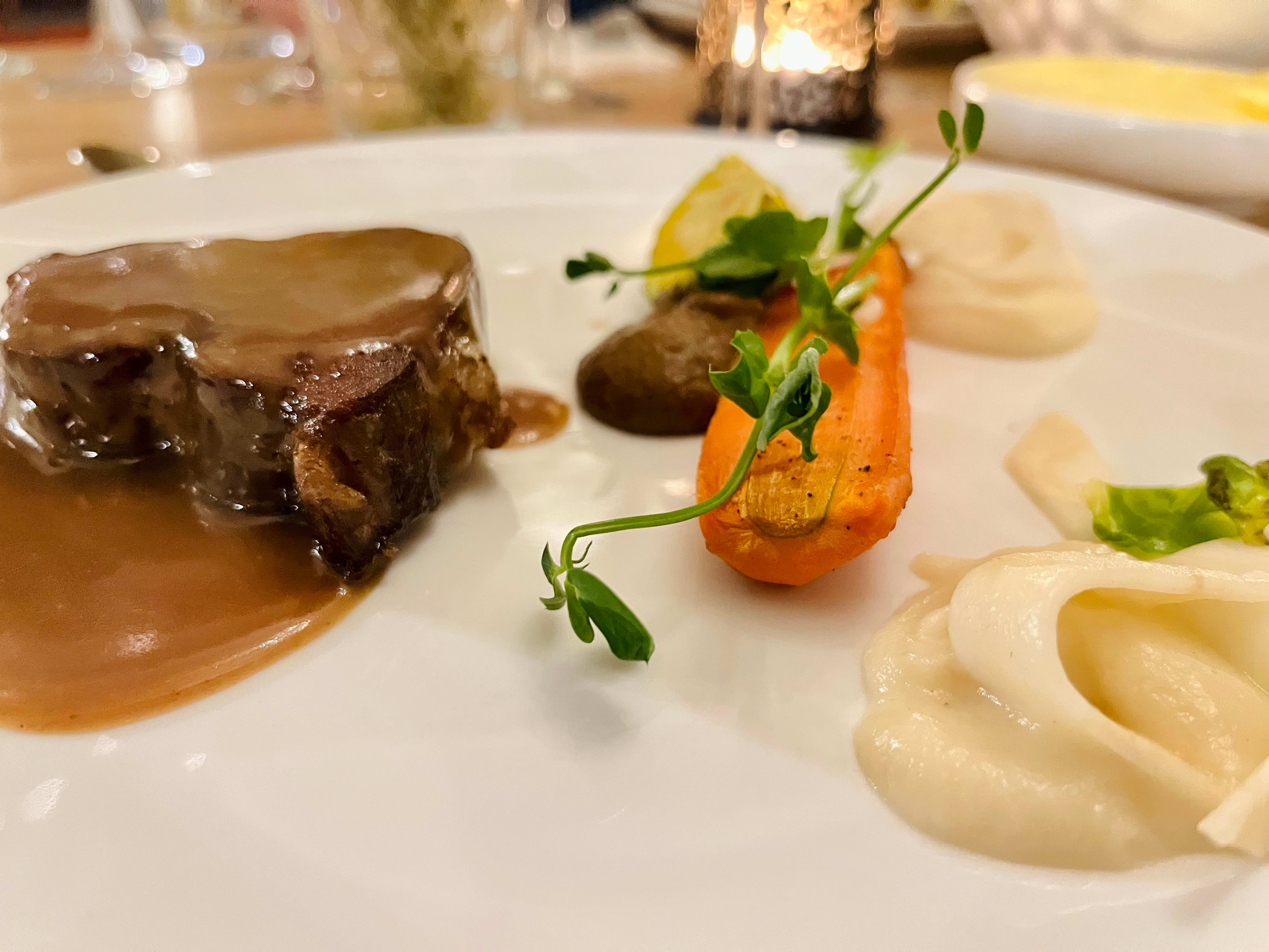 Hovedretten er langtidsstekt svinenakke. 