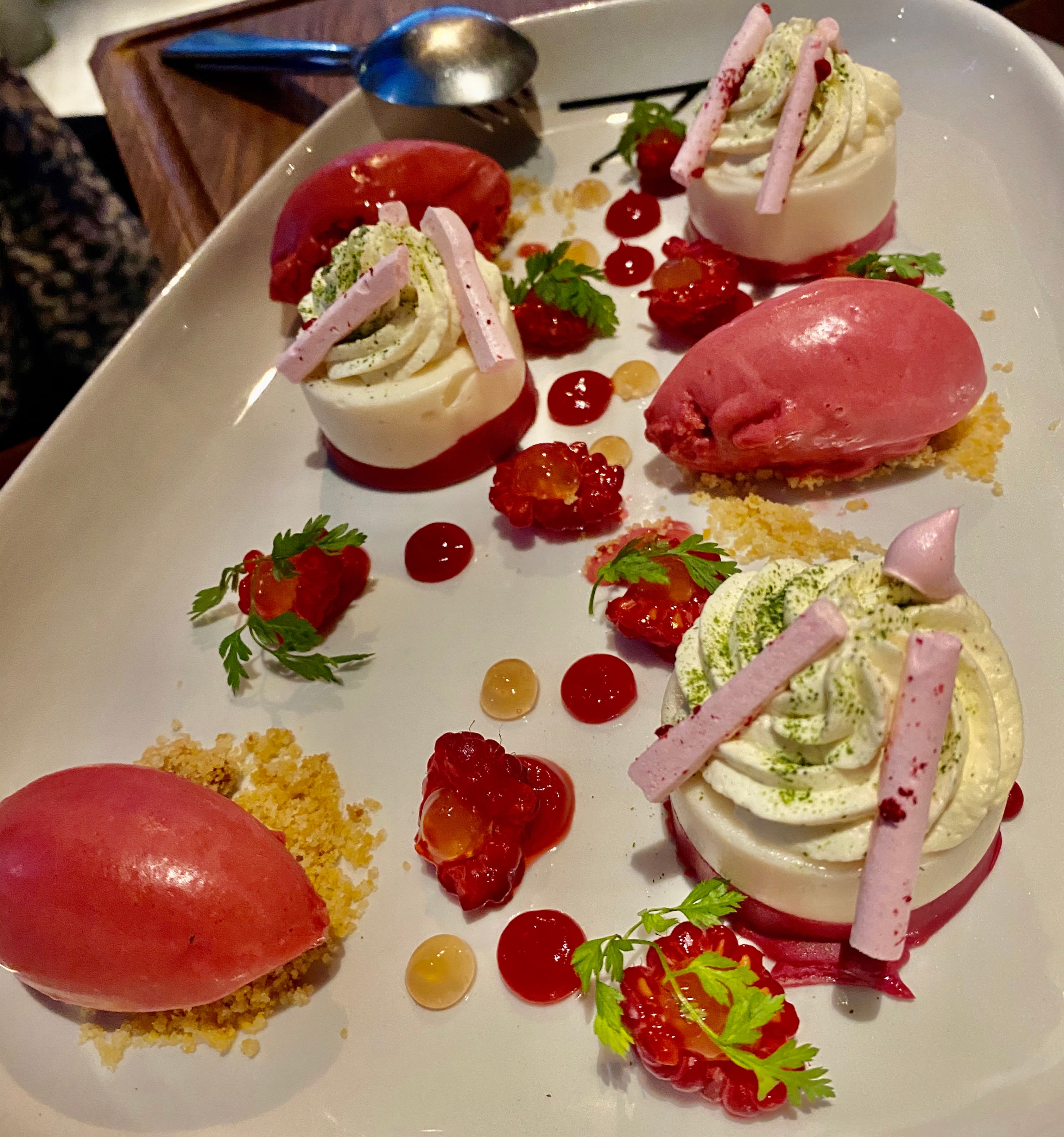 Fargerik og nydelig overskuddsdessert. 