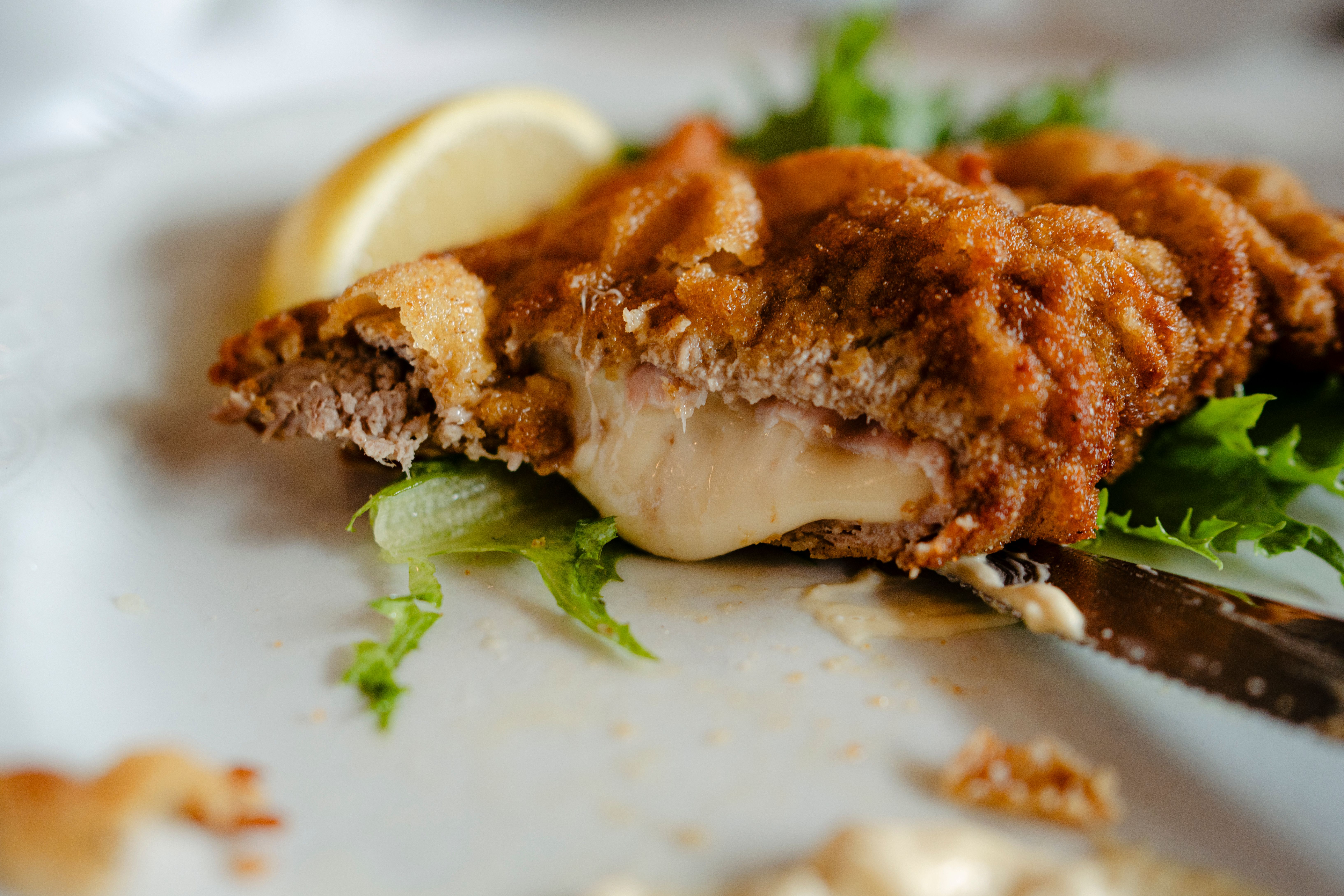 «Cordon bleu» er en av schnitzelvariantene som serveres på Schnitzelhus.