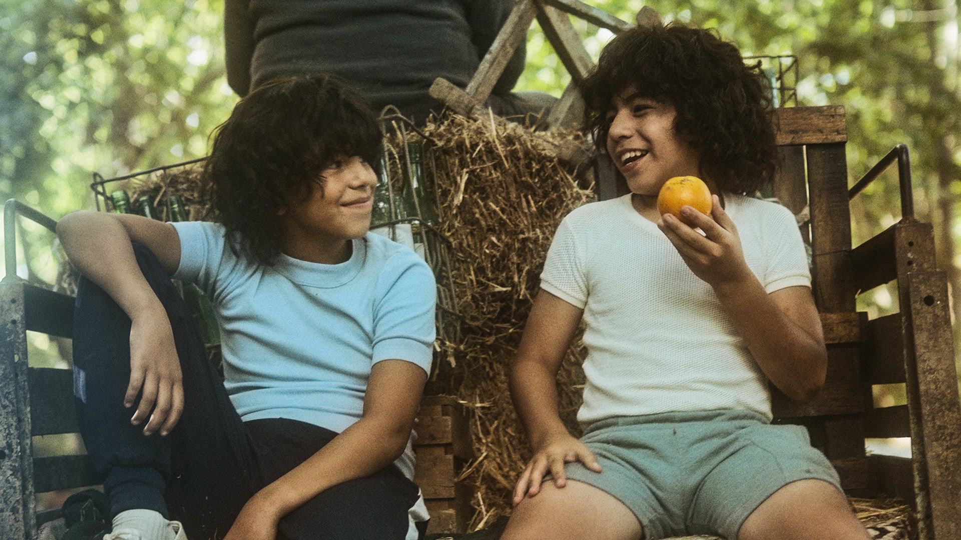 Nicolás Goldschmidt (t.v.) spiller Diego Maradona som barn i «Maradona: En velsignet drøm». Her fra barndommen som lovende fotballspiller. 