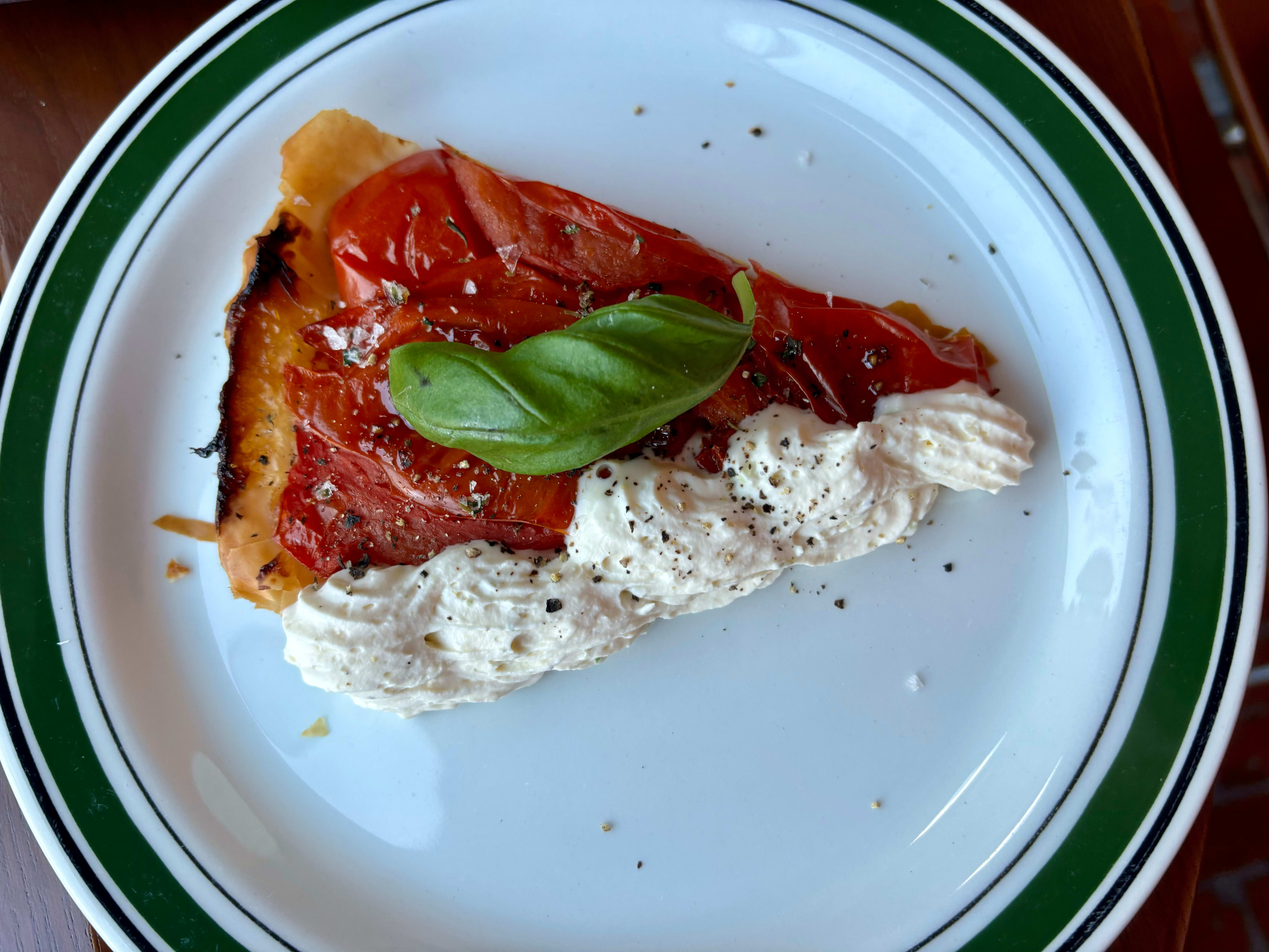 Tomatpaiens bunn har helt mistet sin integritet. Her skulle vi gjerne sett mer struktur opp mot tomatene. 