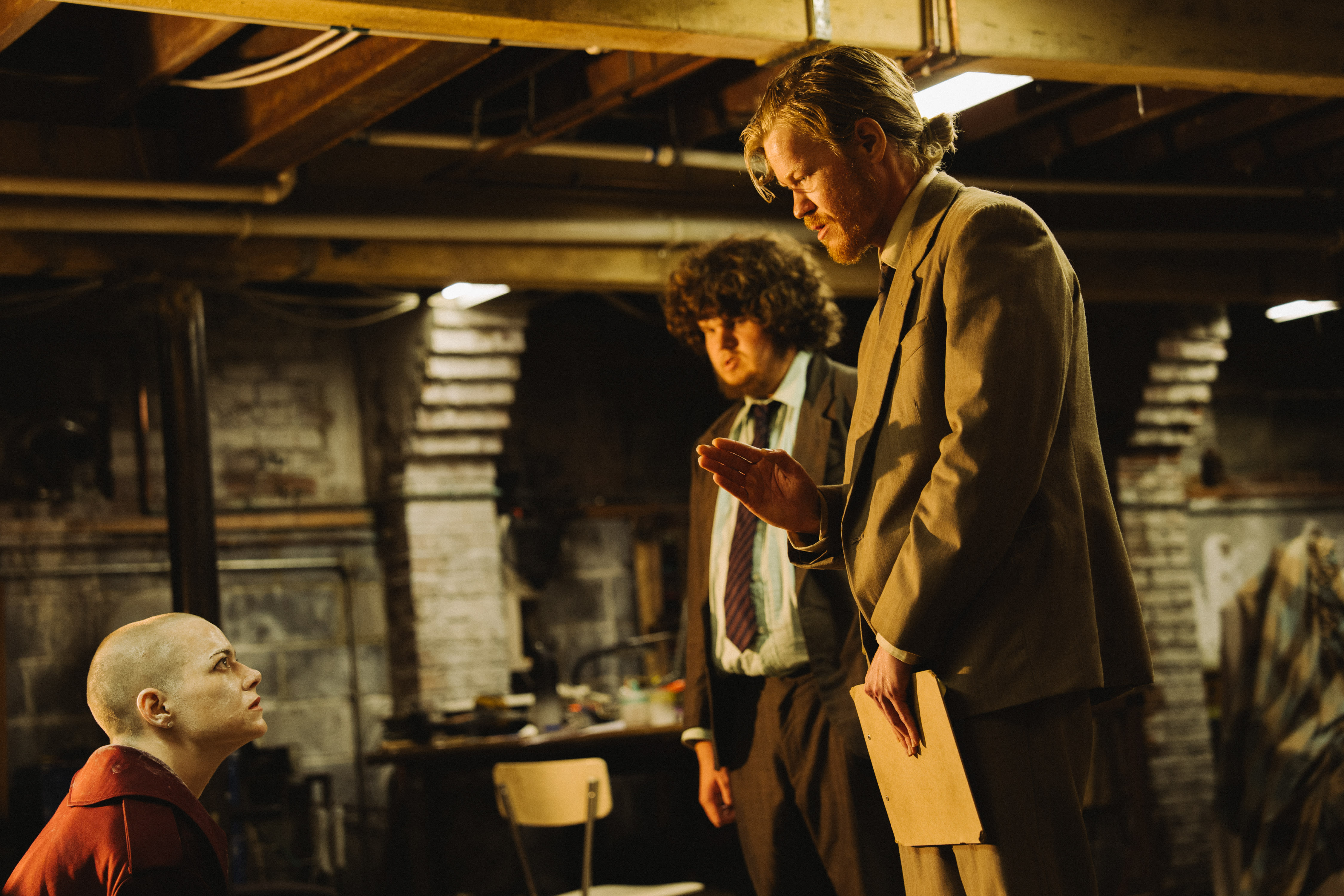 Teddy (Jesse Plemons) og hans fetter Don (Aidan Delbi) mistenker at forretningskvinnen Michelle (Emma Stone) egentlig er et romvesen. 