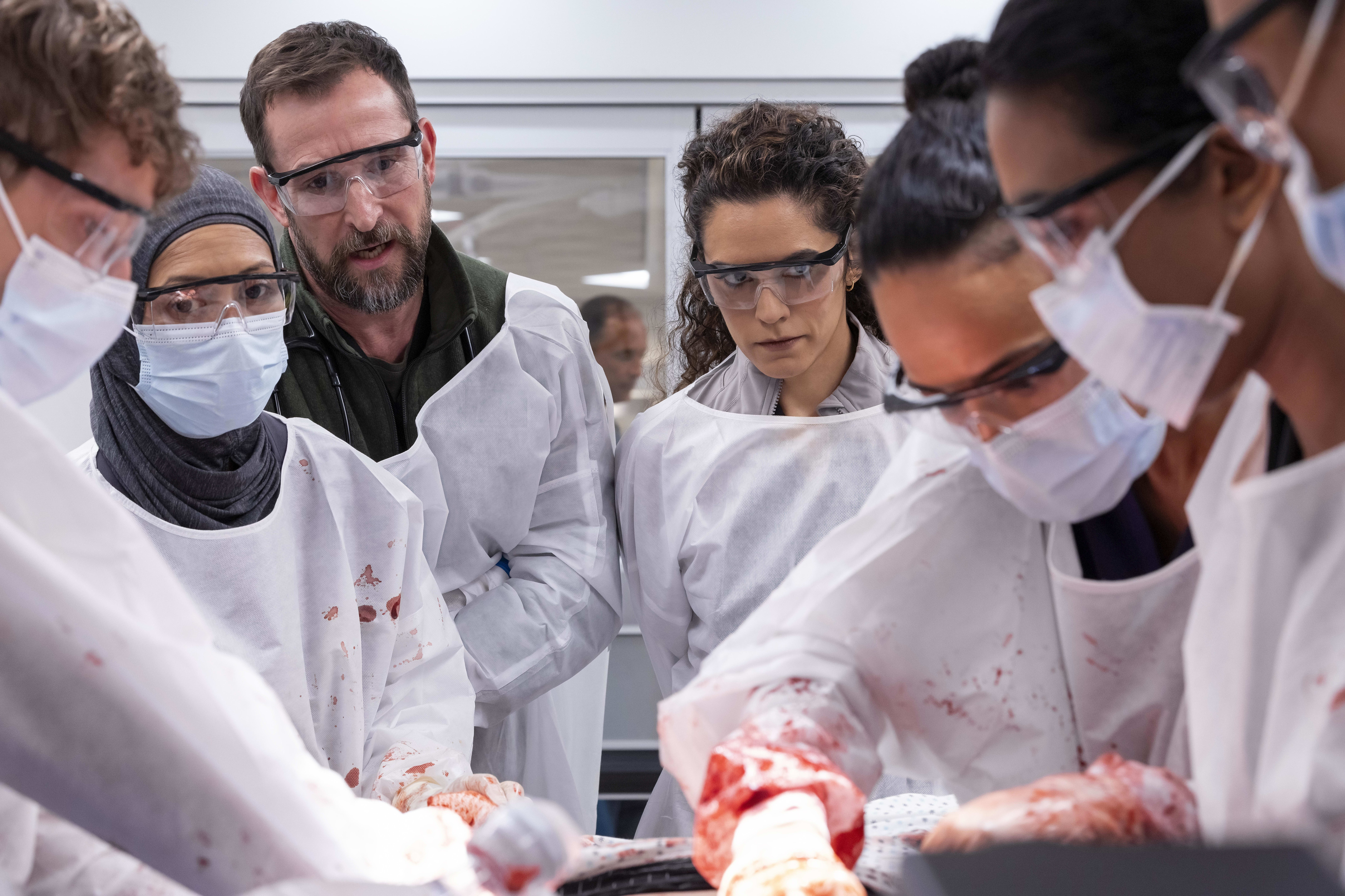 Dr. Robby (Noah Wyle) er mest klar for litt ferie i sesong 2 av «The Pitt». Dr. Baran Al-Hashimi (Sepideh Moafi) er vikaren.