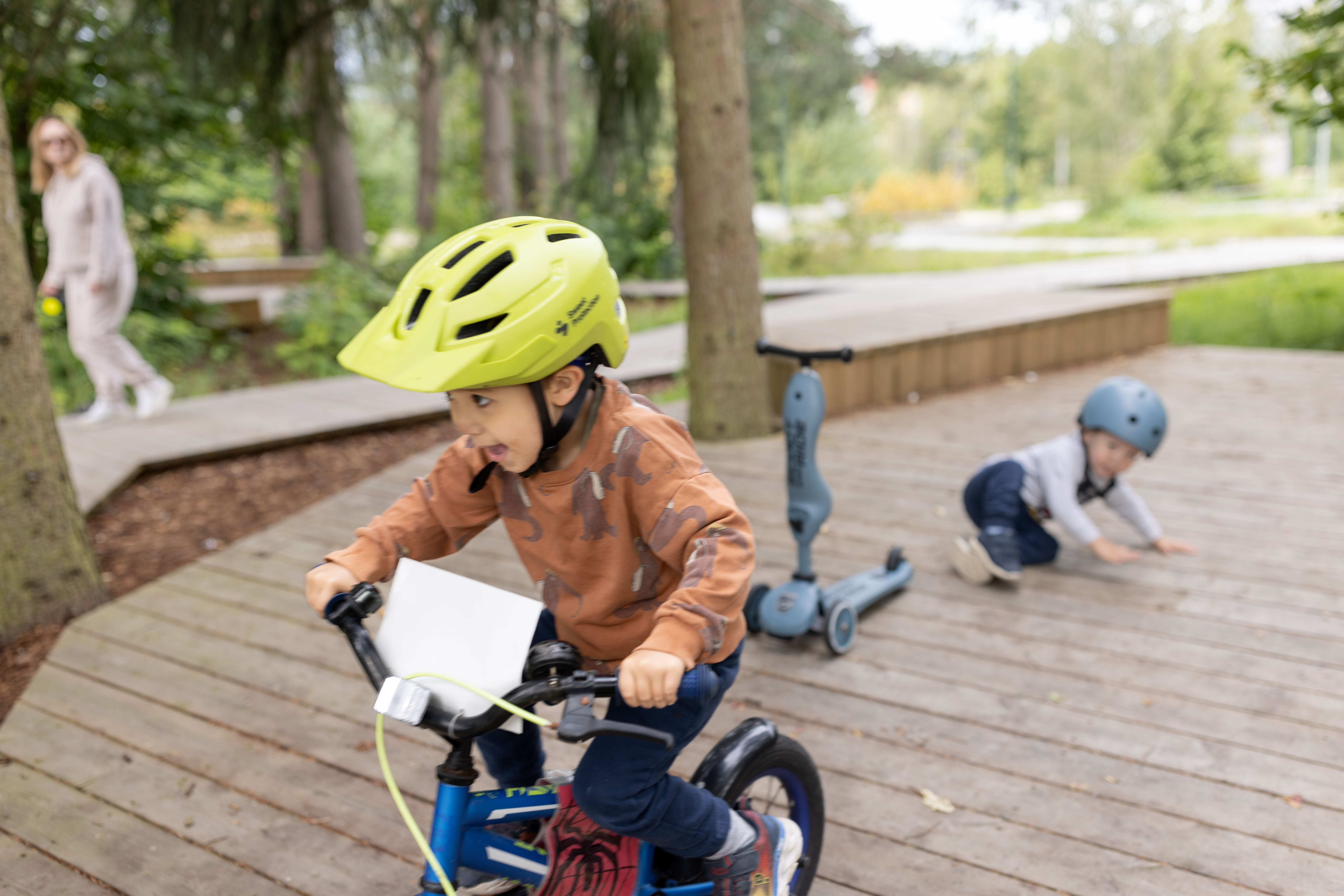 Benjamin (4) og Noah (2) på Manglerud sykkelpark. I bakgrunnen skimtes Kjersti Dørum-Pedersen, som er mamma til Noah.