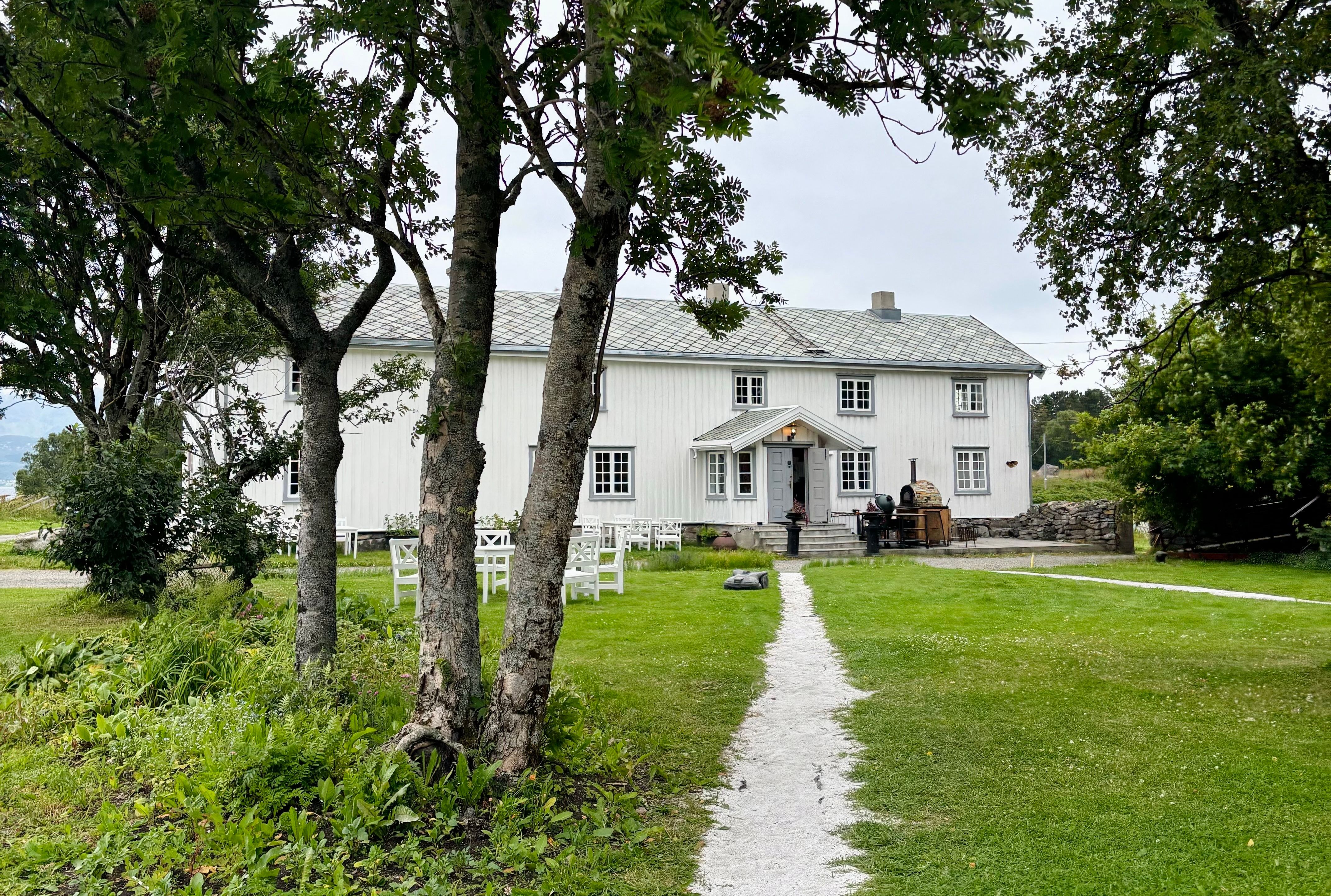 Kvitnes gård ligger idyllisk til i en liten bygd med cirka 400 innbyggere i Vesterålen. Stedet har også overnatting.