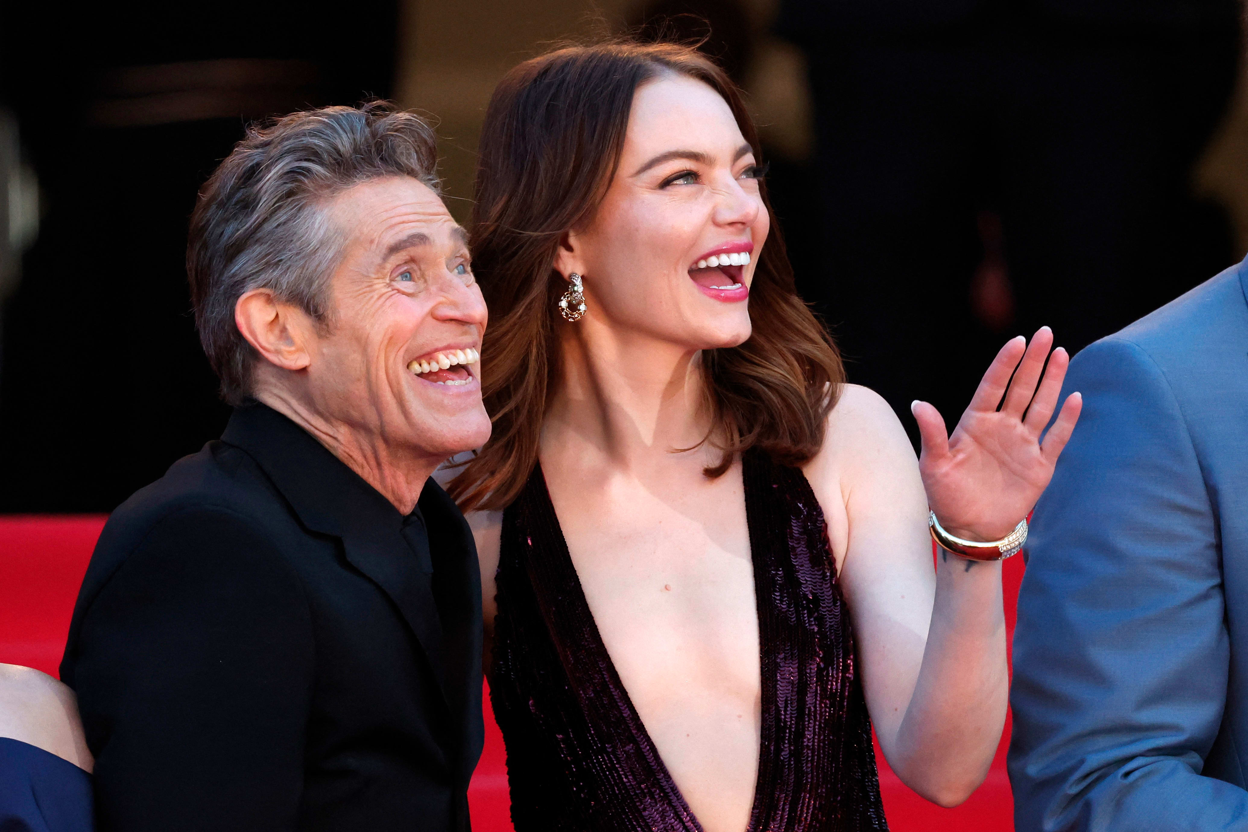 Willem Dafoe og Emma Stone på rød løper i Cannes før verdenspremieren på «Kinds of Kindness». De spilte også sammen i «Poor Things».