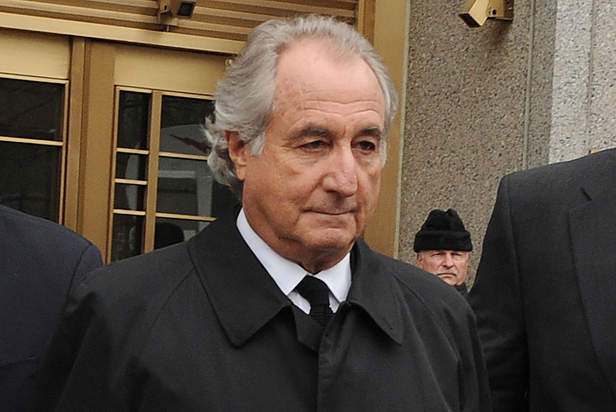 Bernie Madoff idet han forlater en rettssal på Manhattan i mars 2009.