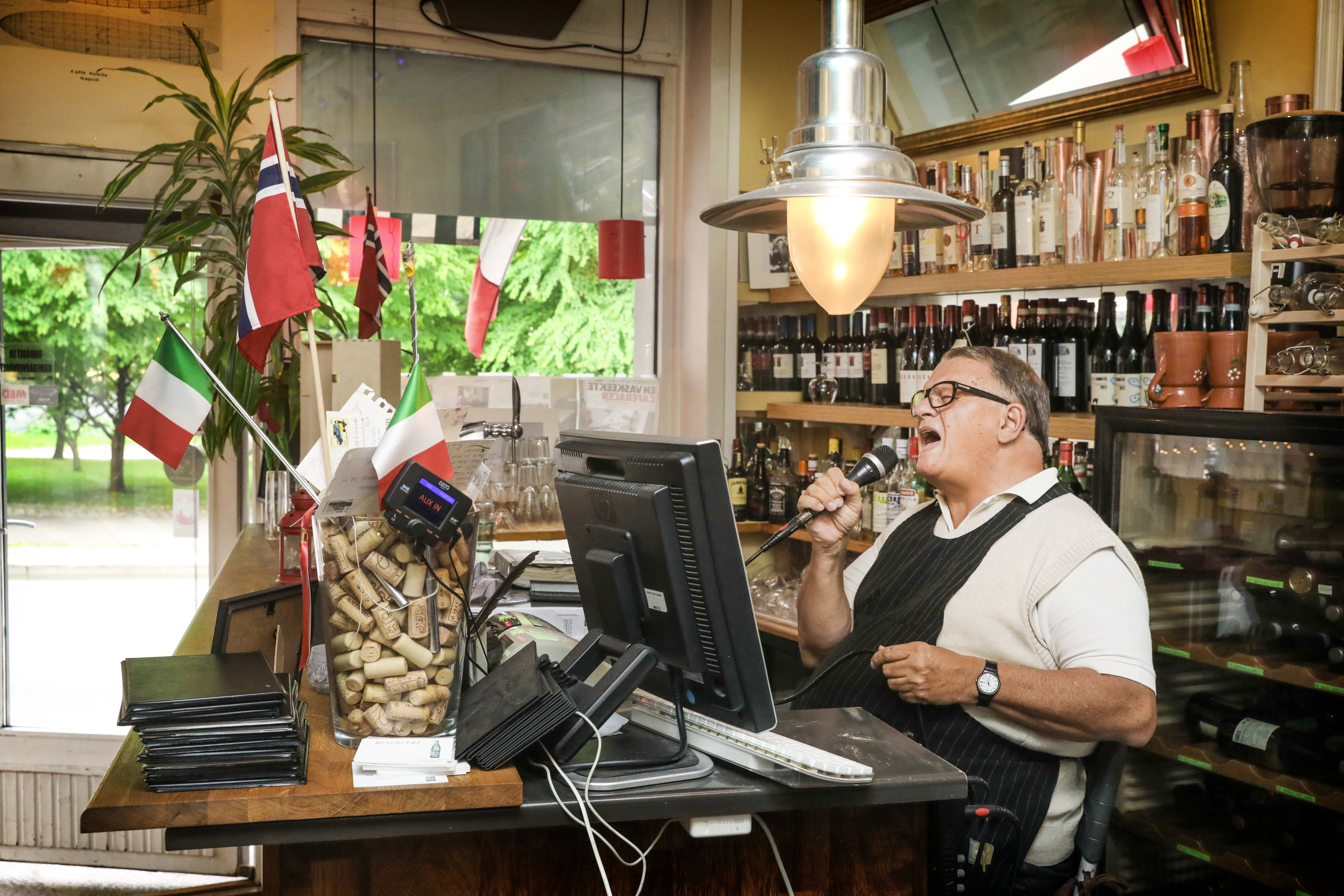 Dino Luglio er «kjent» for sine sanginnslag på Roald & Umberto. Her er han fra 2017. 