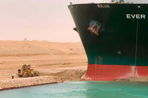Gigantisk lasteskip sitter fast i Suez-kanalen – skaper trafikkork i to hav