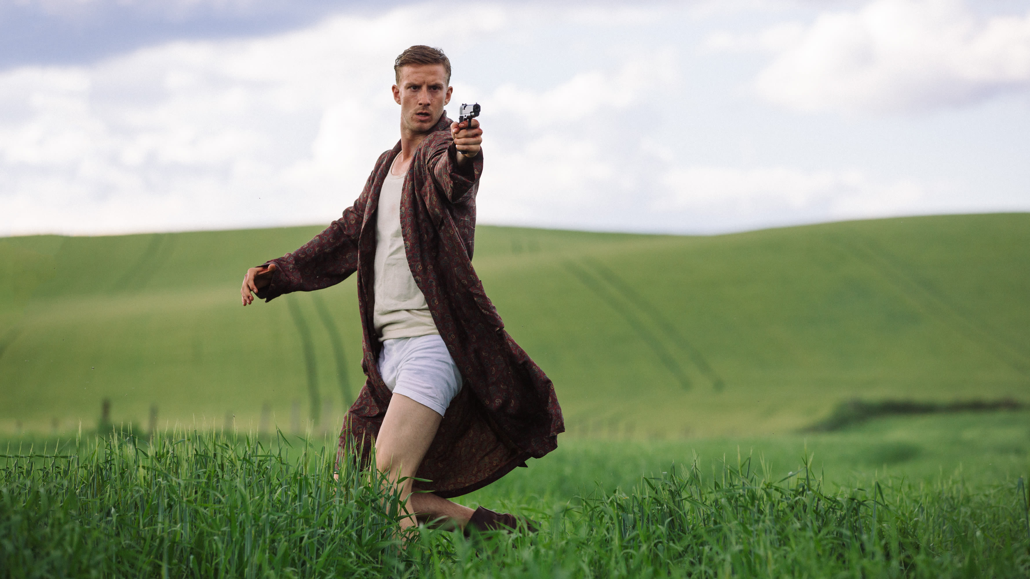 Svenske Filip Berg («En mann ved navn Ove») spiller Mikael, som er pådriveren for all ondskapen i filmen. ´