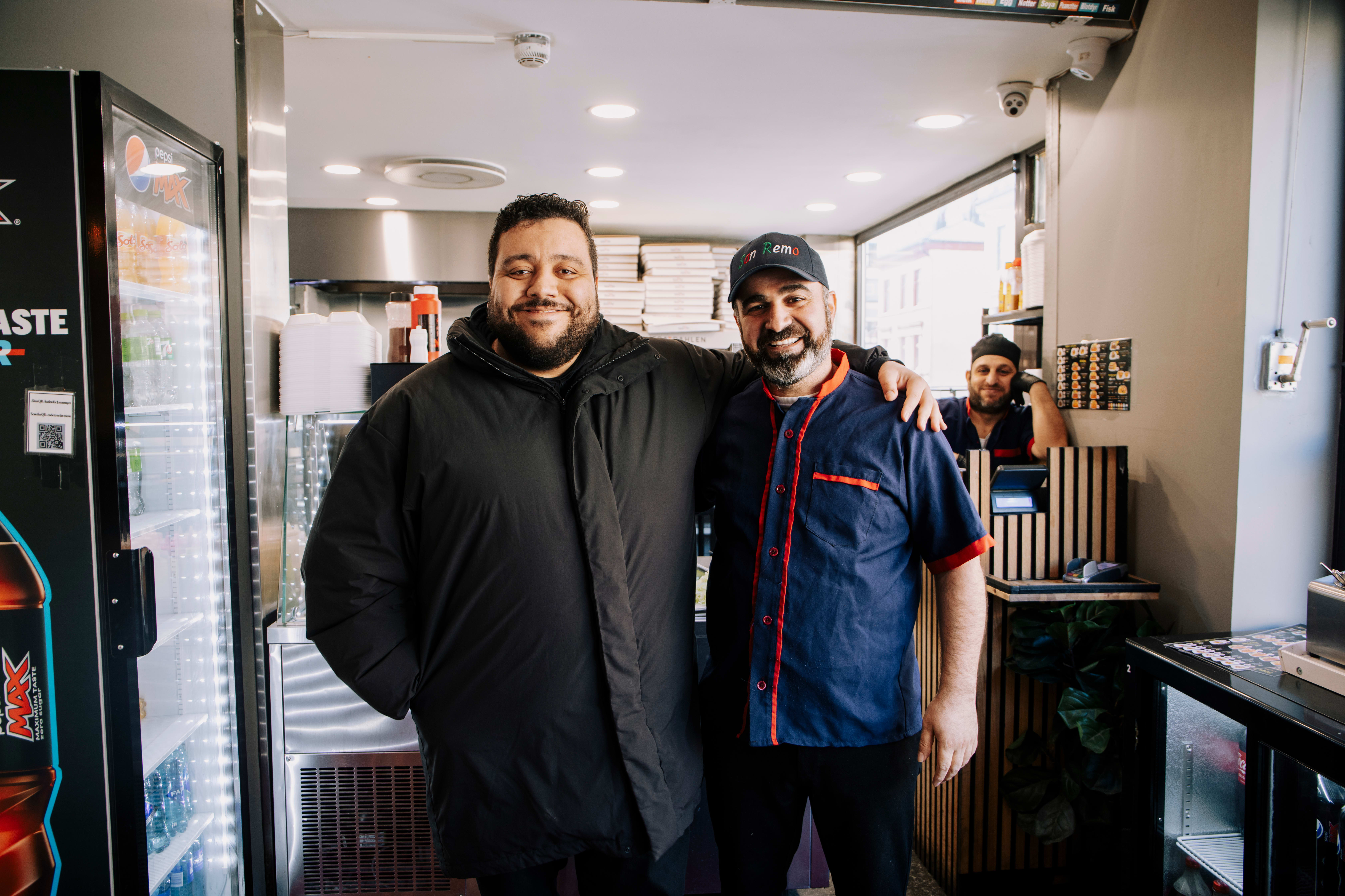 Det er klart Javad vil posere med daglig leder Mohamed når vi tar turen innom favorittsjappa.