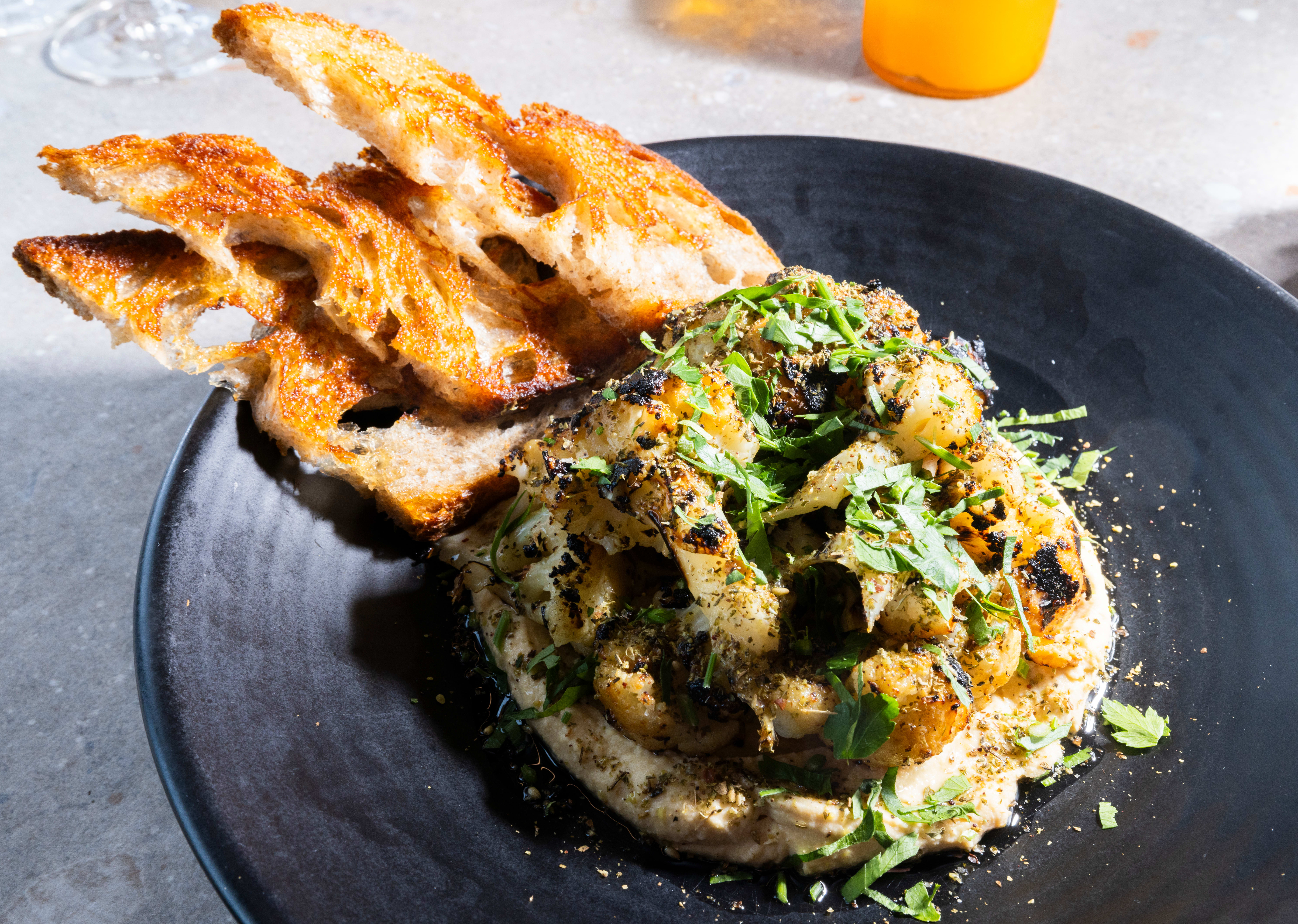 Deilig rett med blomkål og hummus. 