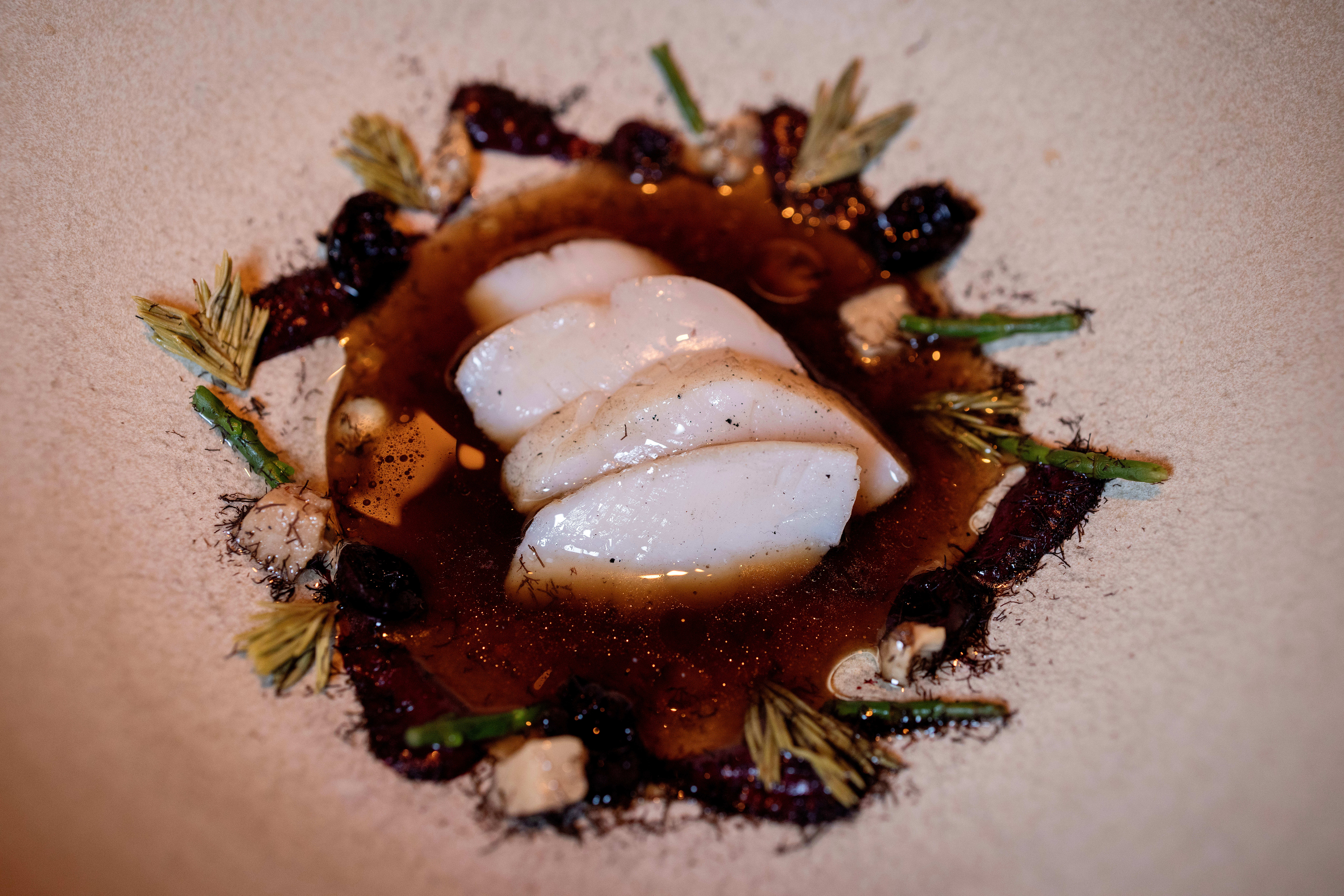 Kamskjell i kraft er en deilig start på måltidet.