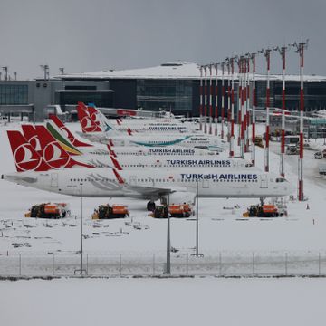 Europas største flyplass stengt av snøkaos. Det skaper full kork i trafikken. 